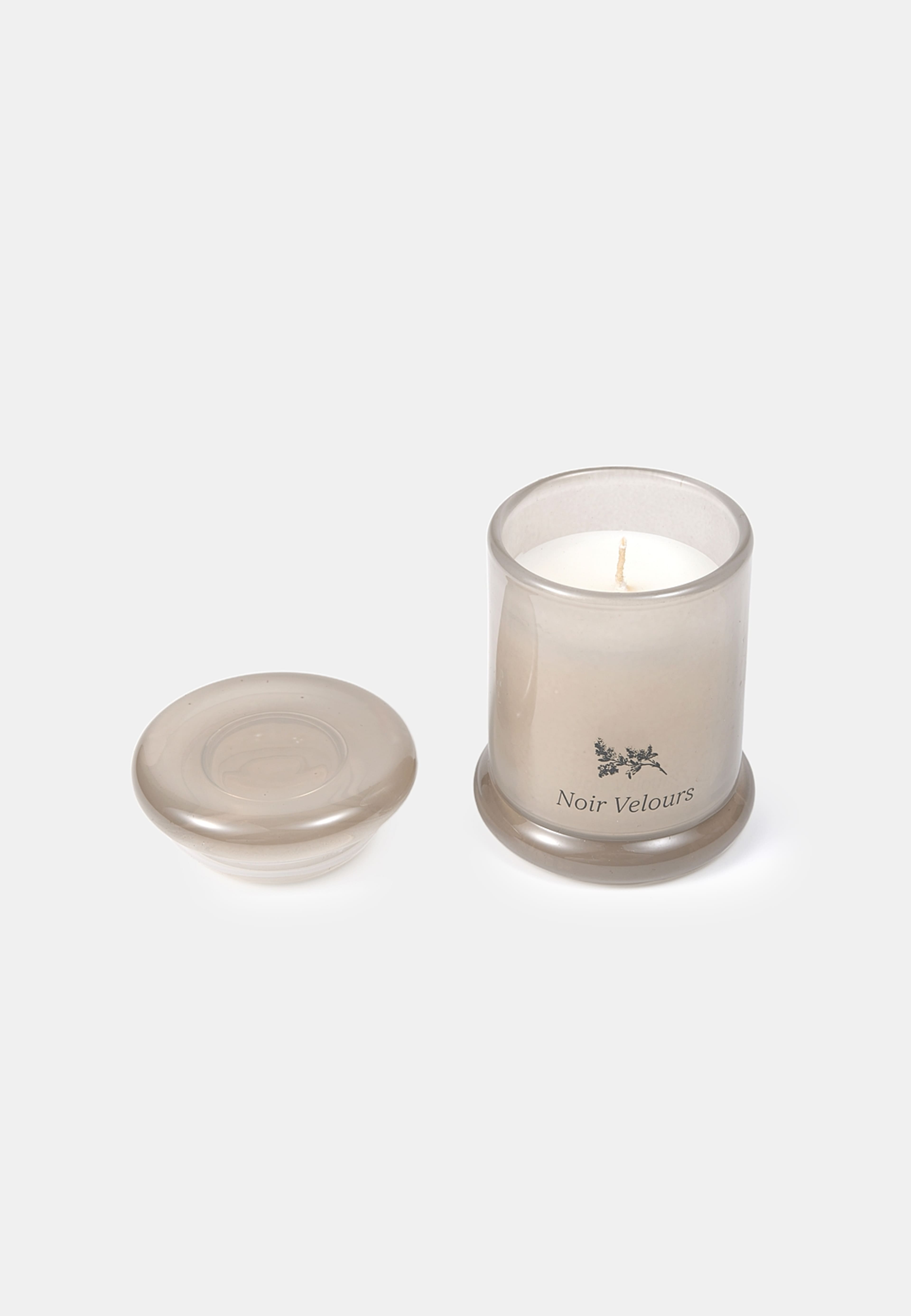 Noir Velours Scented Candle, från Å BEAUTY. Klicka för att öppna bilden i stort format