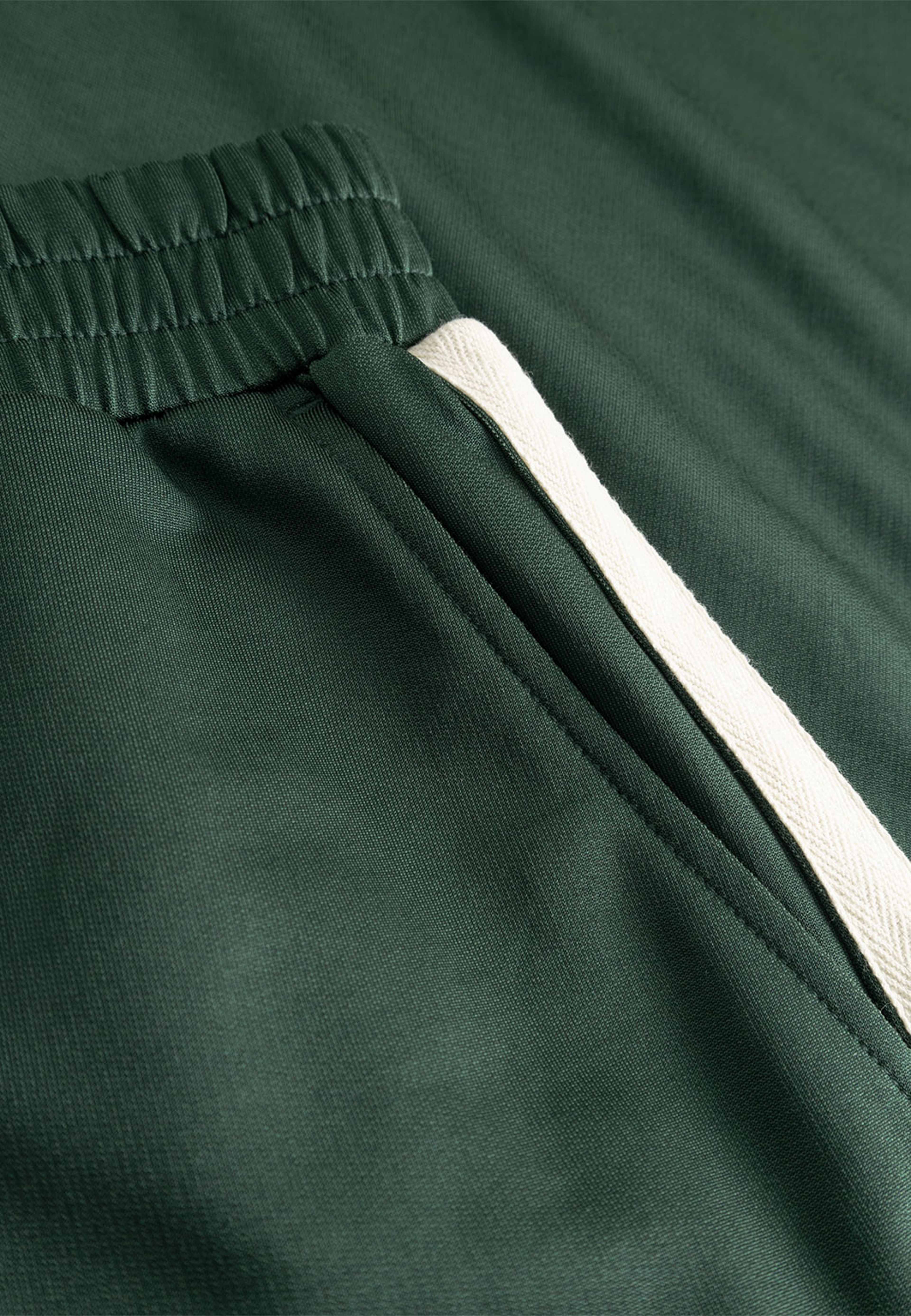 Chang Track Pants, från Woodbird, i färgen Pine Green. Klicka för att öppna bilden i stort format
