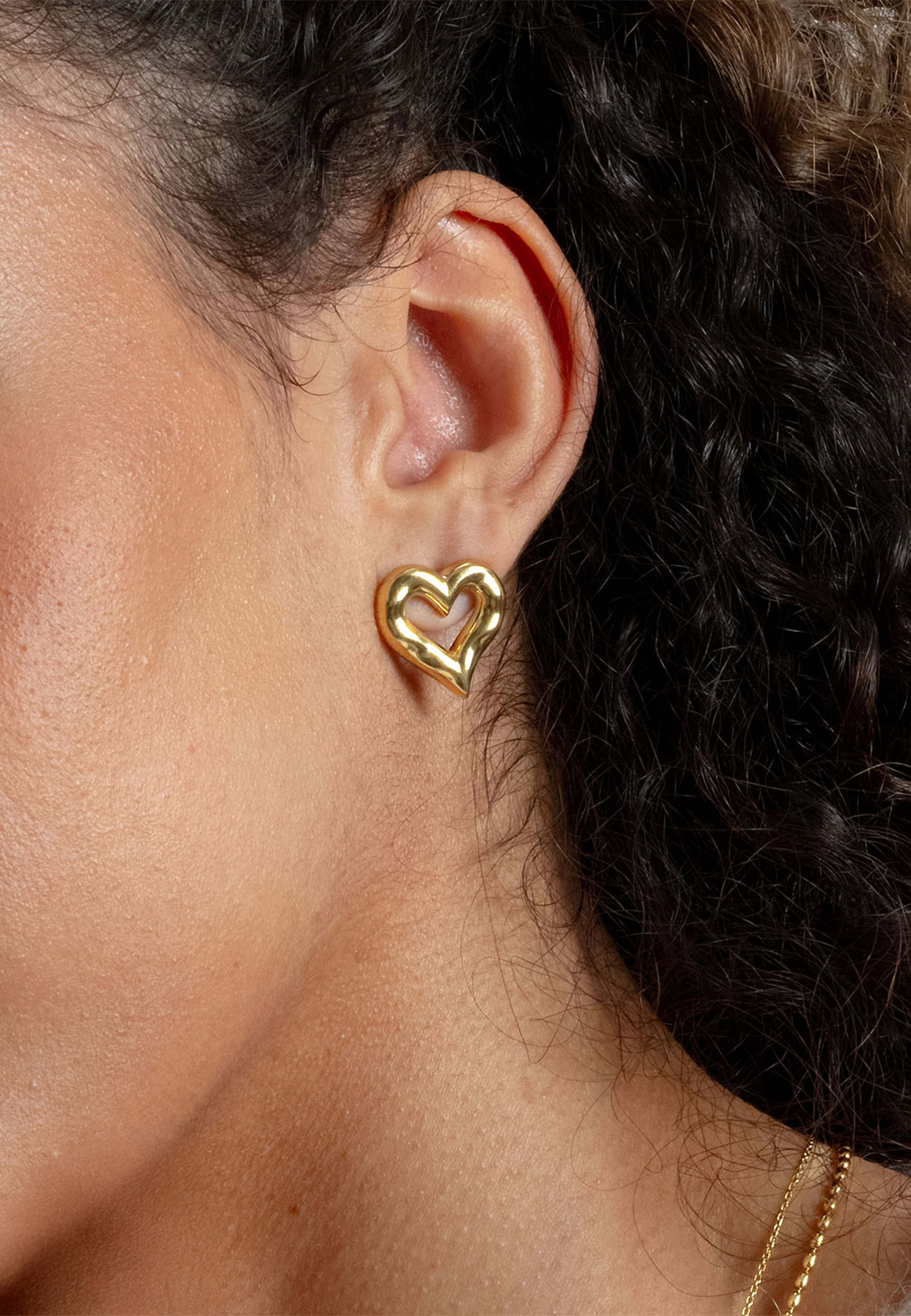 Puff Heart Earrings Gold, från Syster P, i färgen Gold.