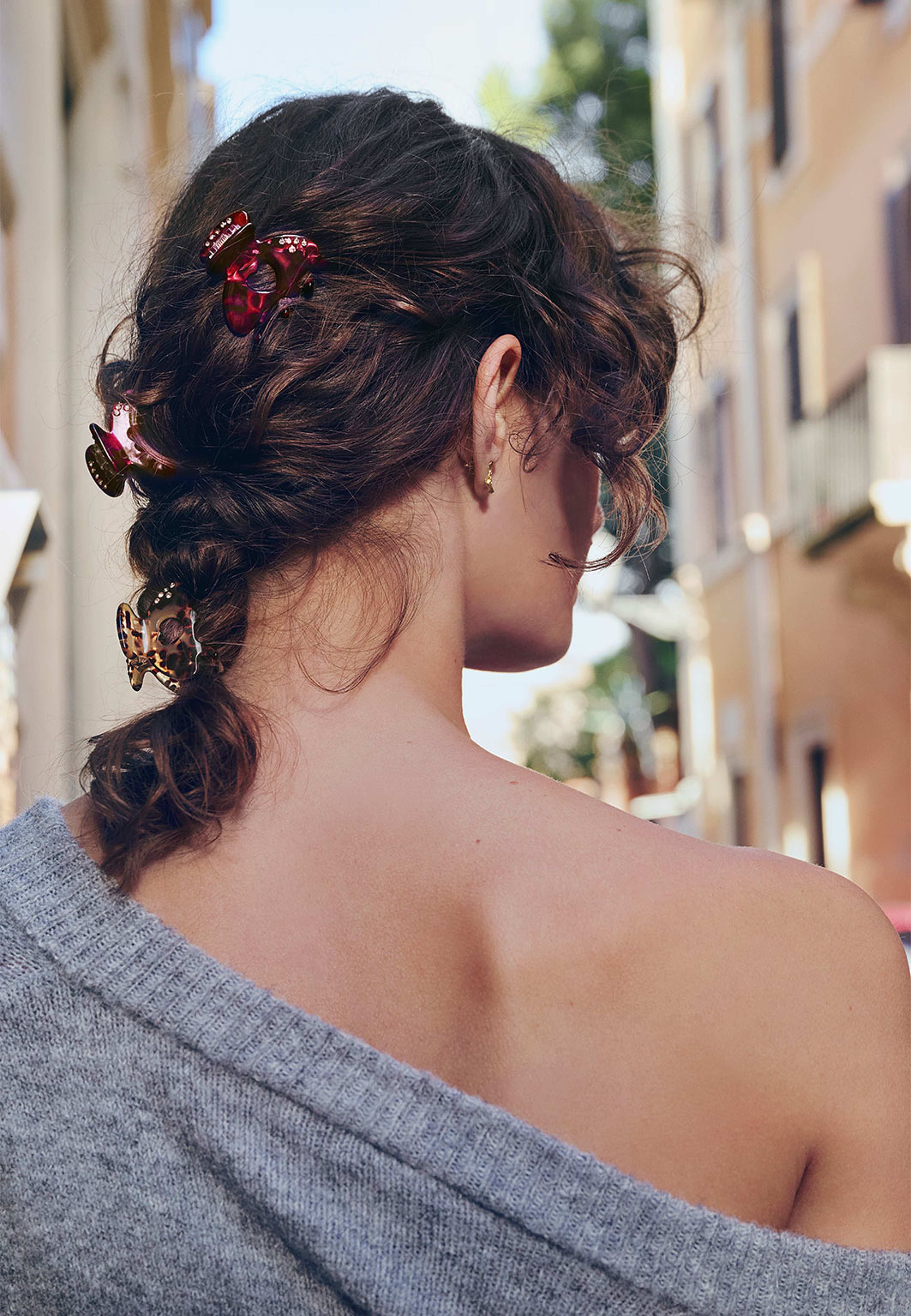 Cerys Small Hairclaw Maroon, från Maanesten, i färgen Maroon. Klicka för att öppna bilden i stort format