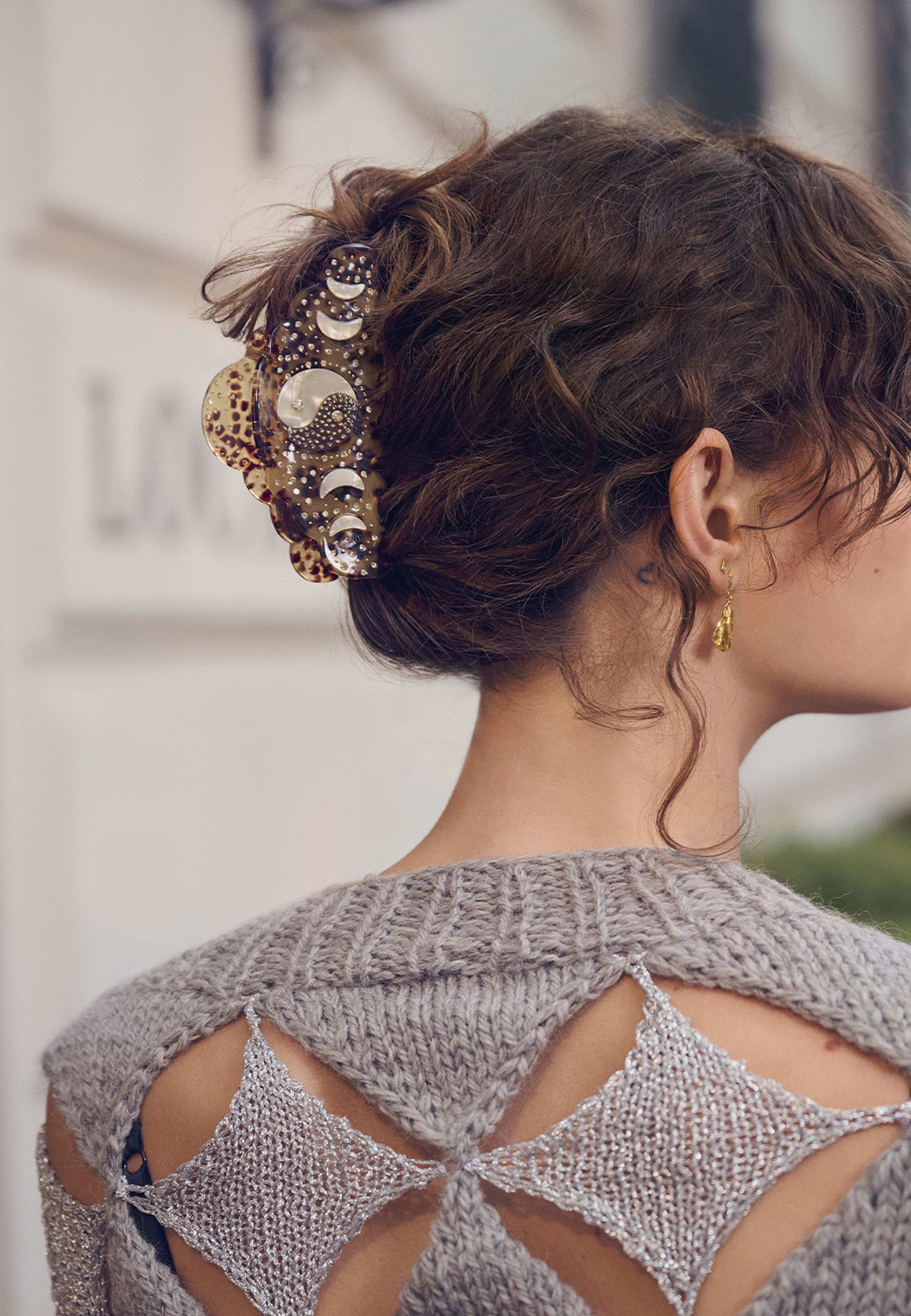 Jada Big Hairclaw Sesame, från Maanesten, i färgen Sesame. Klicka för att öppna bilden i stort format