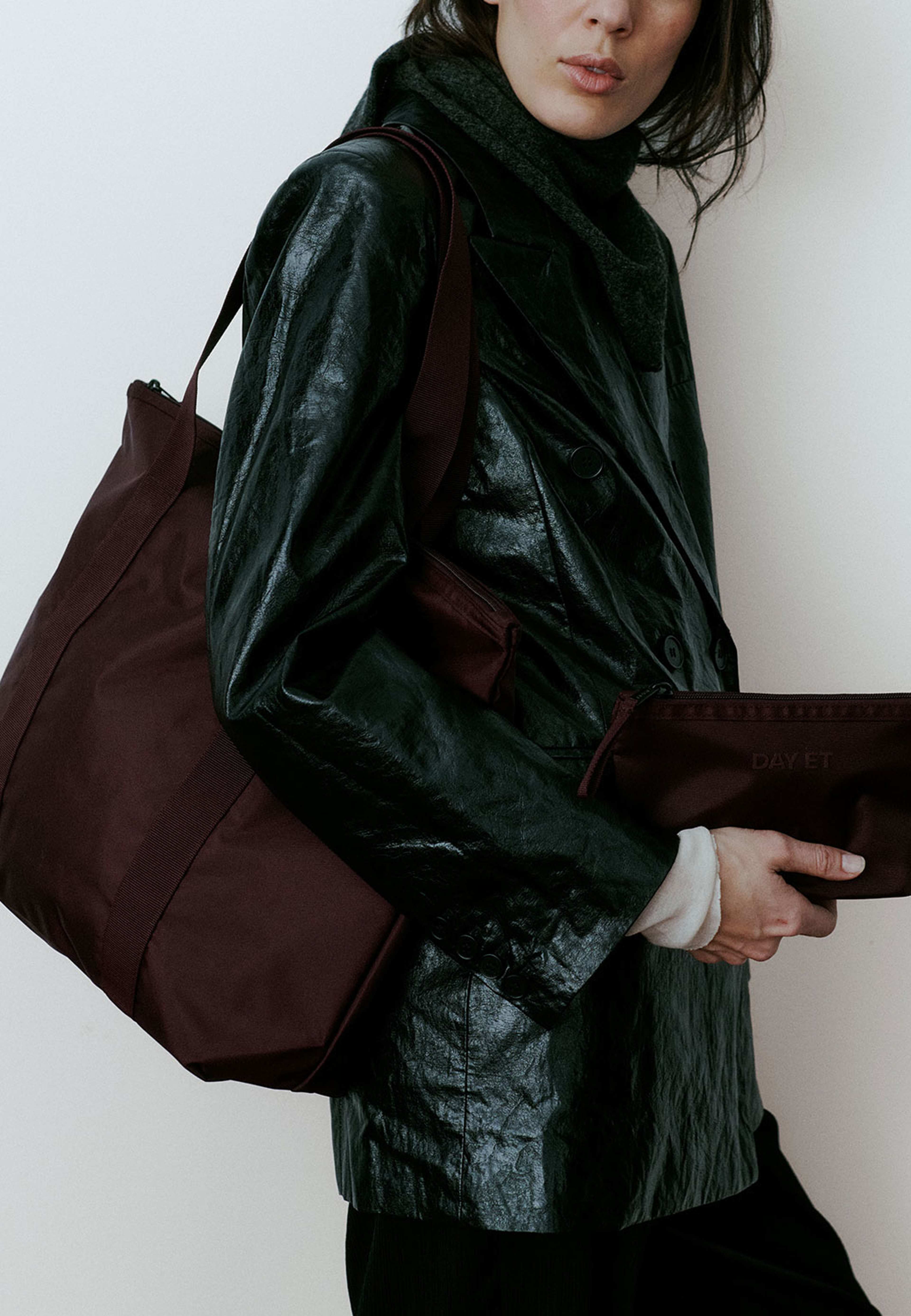 RE-S Tonal Bag M, från DAY ET, i färgen Winetasting. Klicka för att öppna bilden i stort format