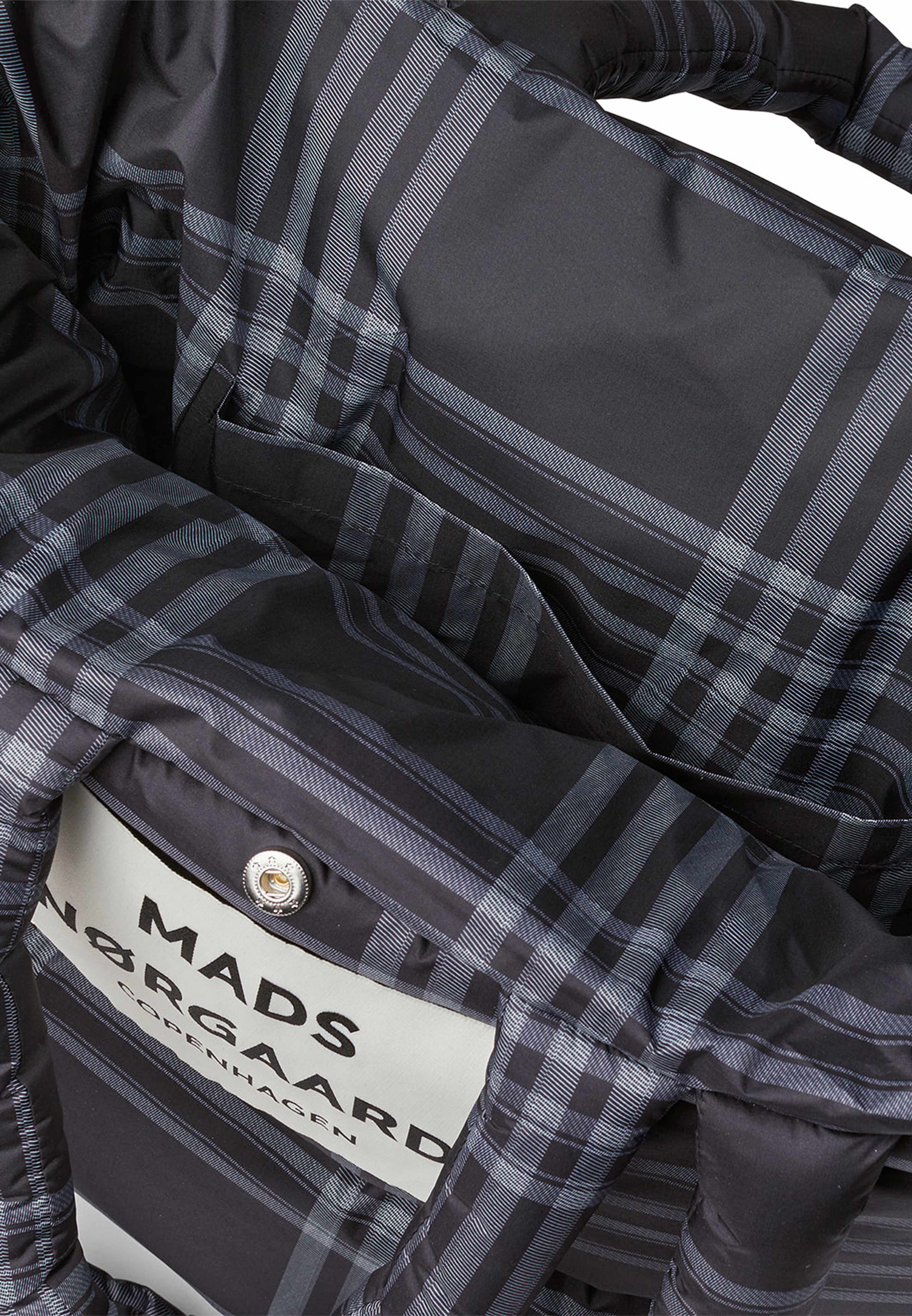 Light Ripstop Pillow AOP Bag, från Mads Nørgaard, i färgen Black/Vanilla Ice. Klicka för att öppna bilden i stort format