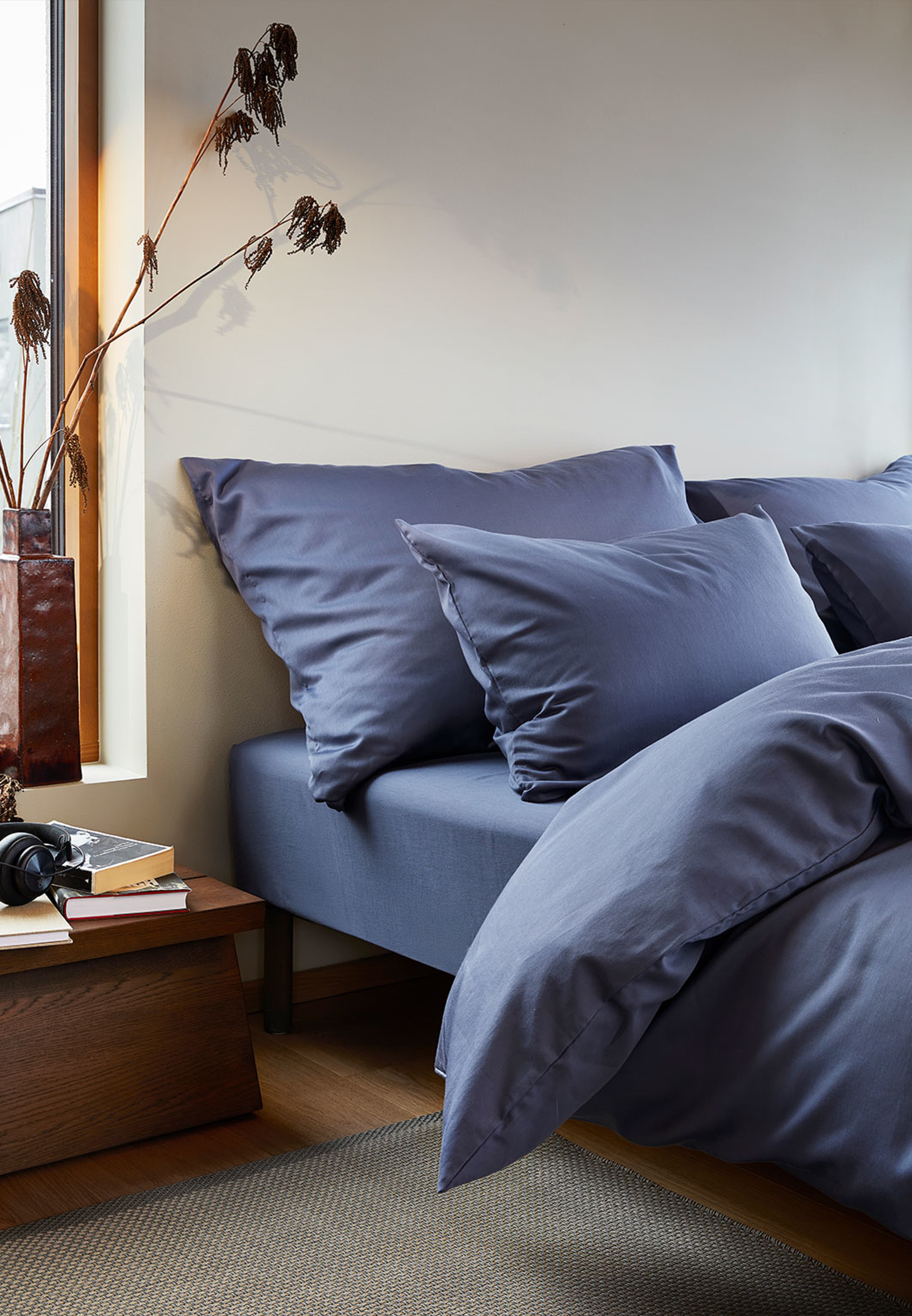 Harmoni satin örngott 70x100 cm, från Høie of Scandinavia, i färgen Denim Blå. Klicka för att öppna bilden i stort format