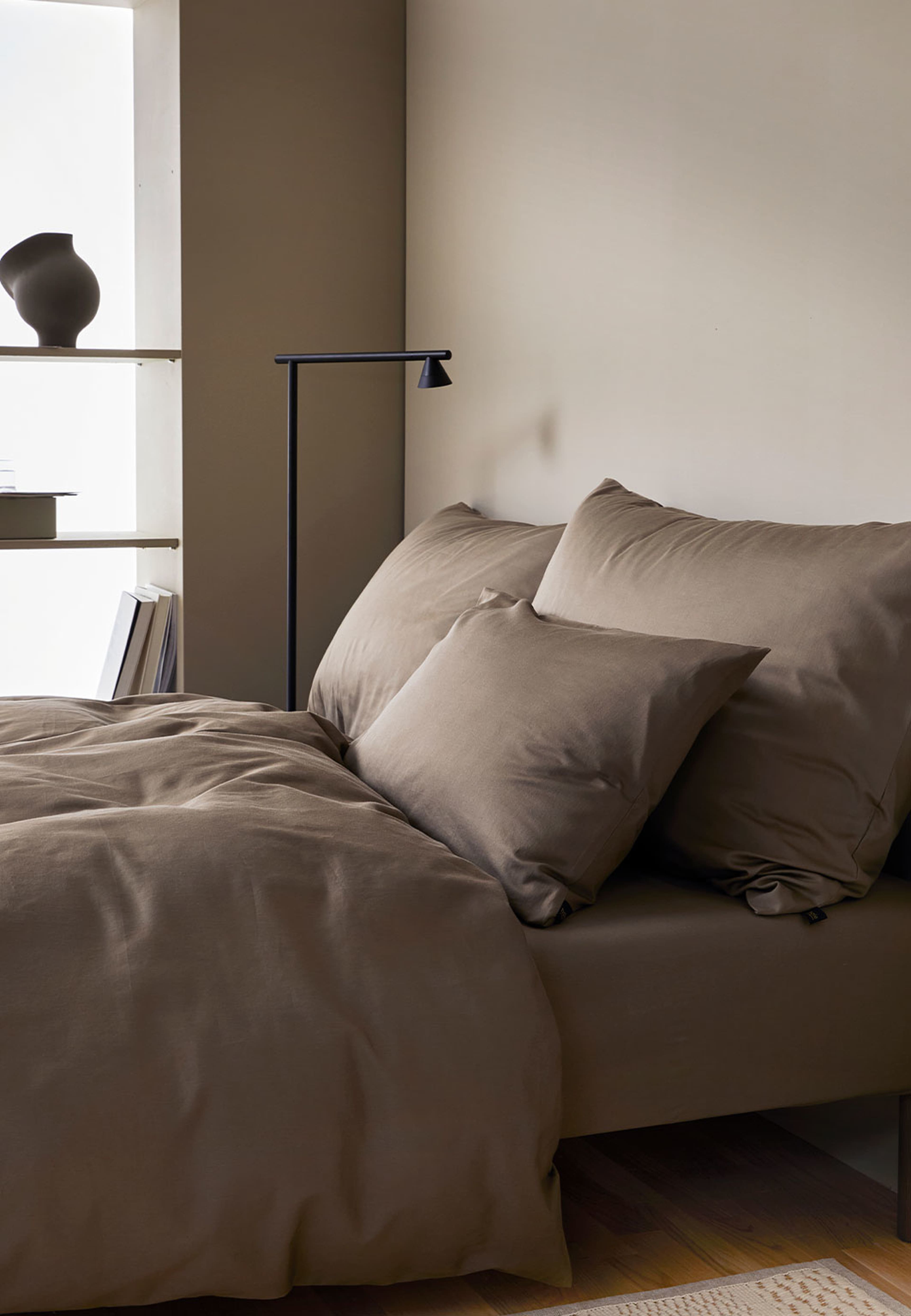 Harmoni satin bäddset 220x220 cm, från Høie of Scandinavia, i färgen Valnöt. Klicka för att öppna bilden i stort format