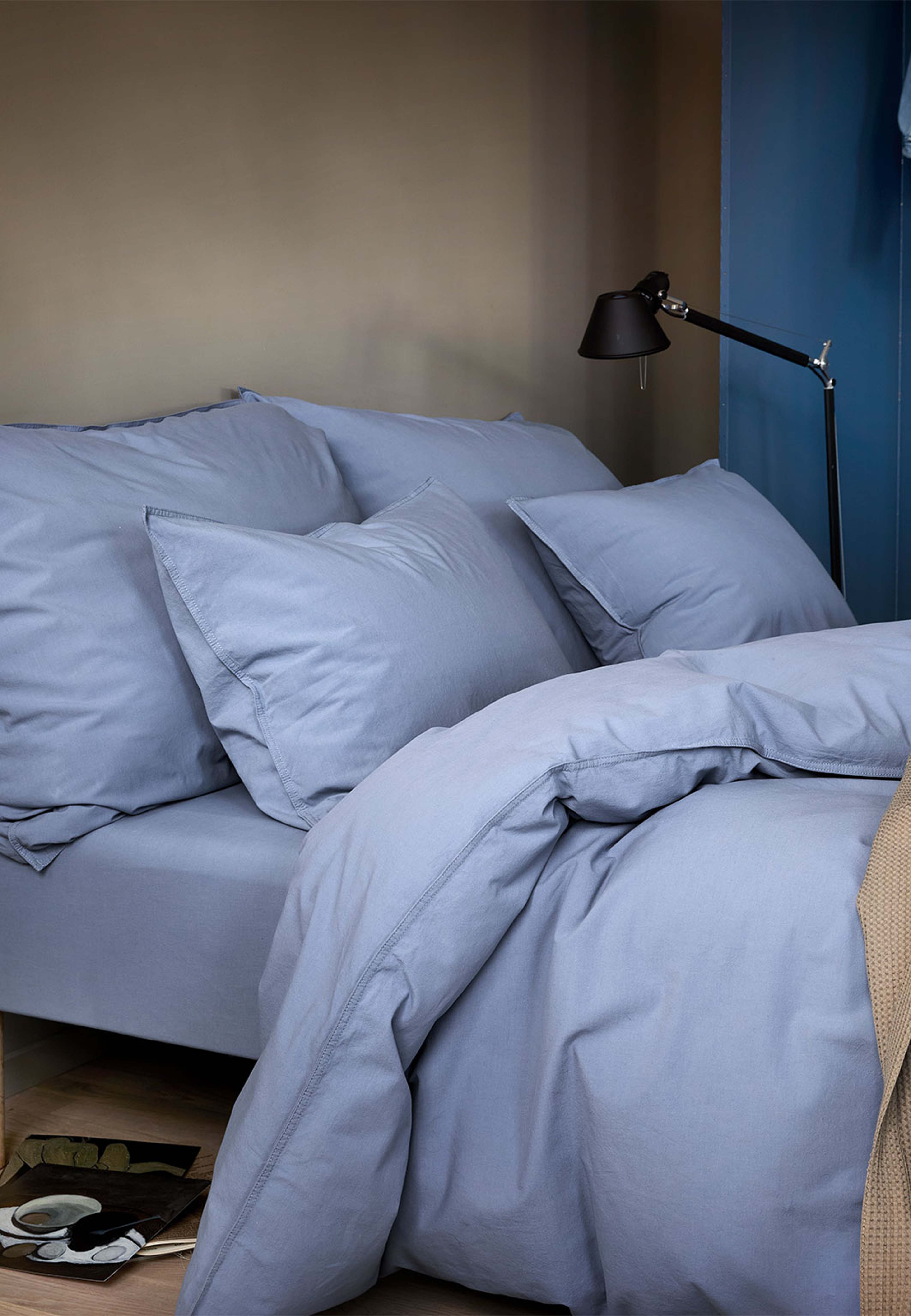 Fröya ekologisk bomull bäddset 150x210 cm, från Høie of Scandinavia, i färgen Denim Blå. Klicka för att öppna bilden i stort format