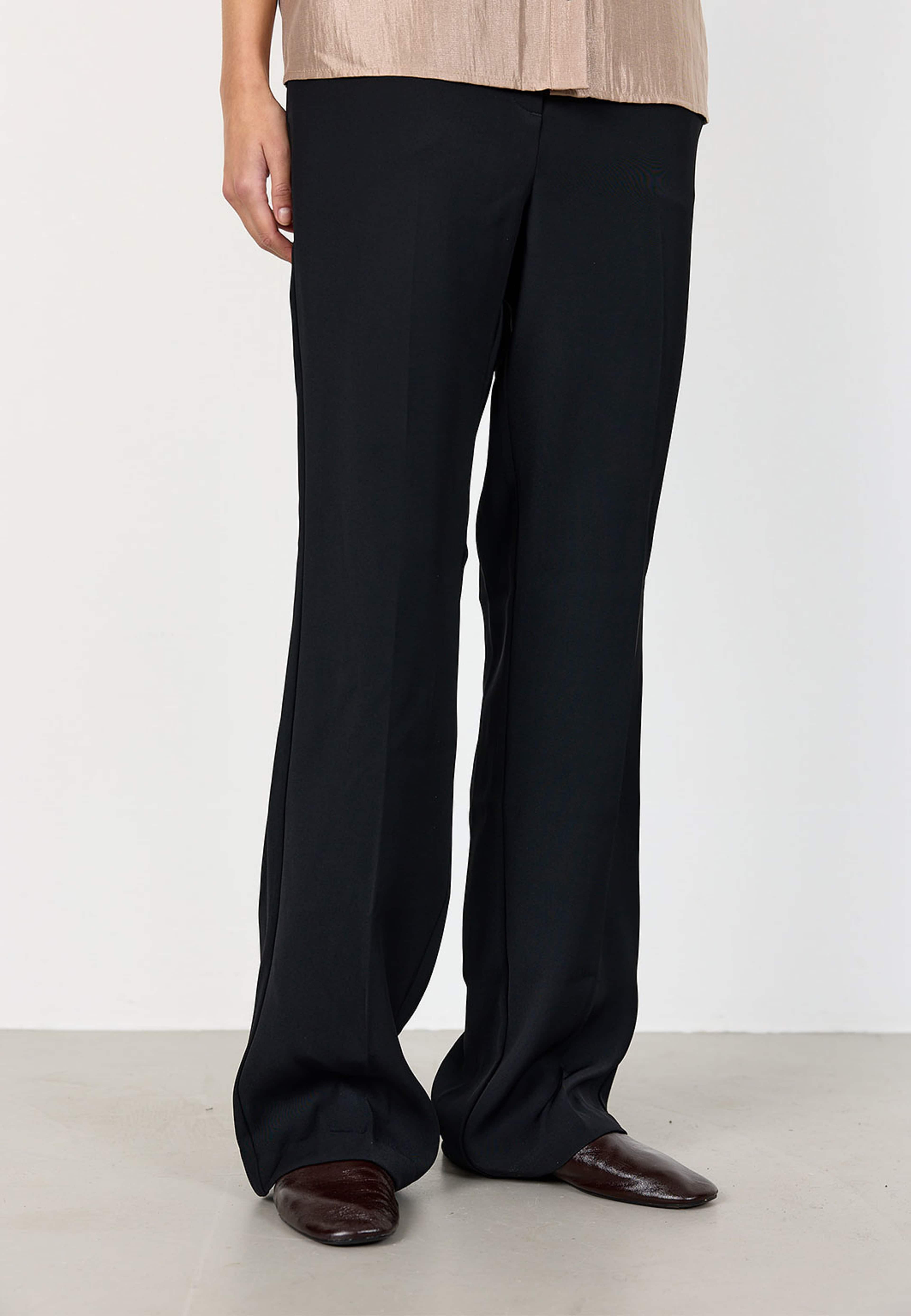 Lr-omira 1 pants, från Leveté Room, i färgen Black. Klicka för att öppna bilden i stort format