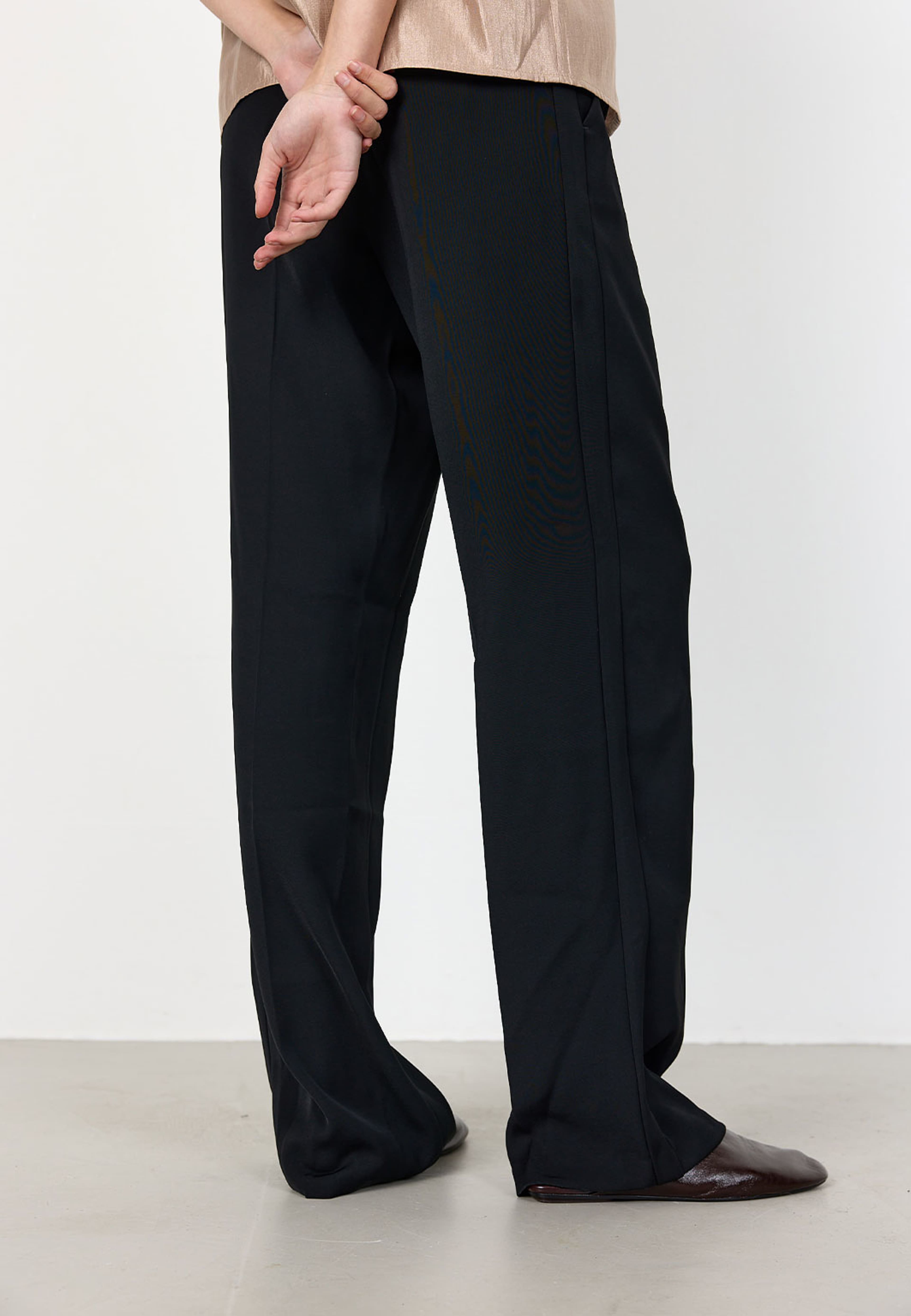 Lr-omira 1 pants, från Leveté Room, i färgen Black. Klicka för att öppna bilden i stort format