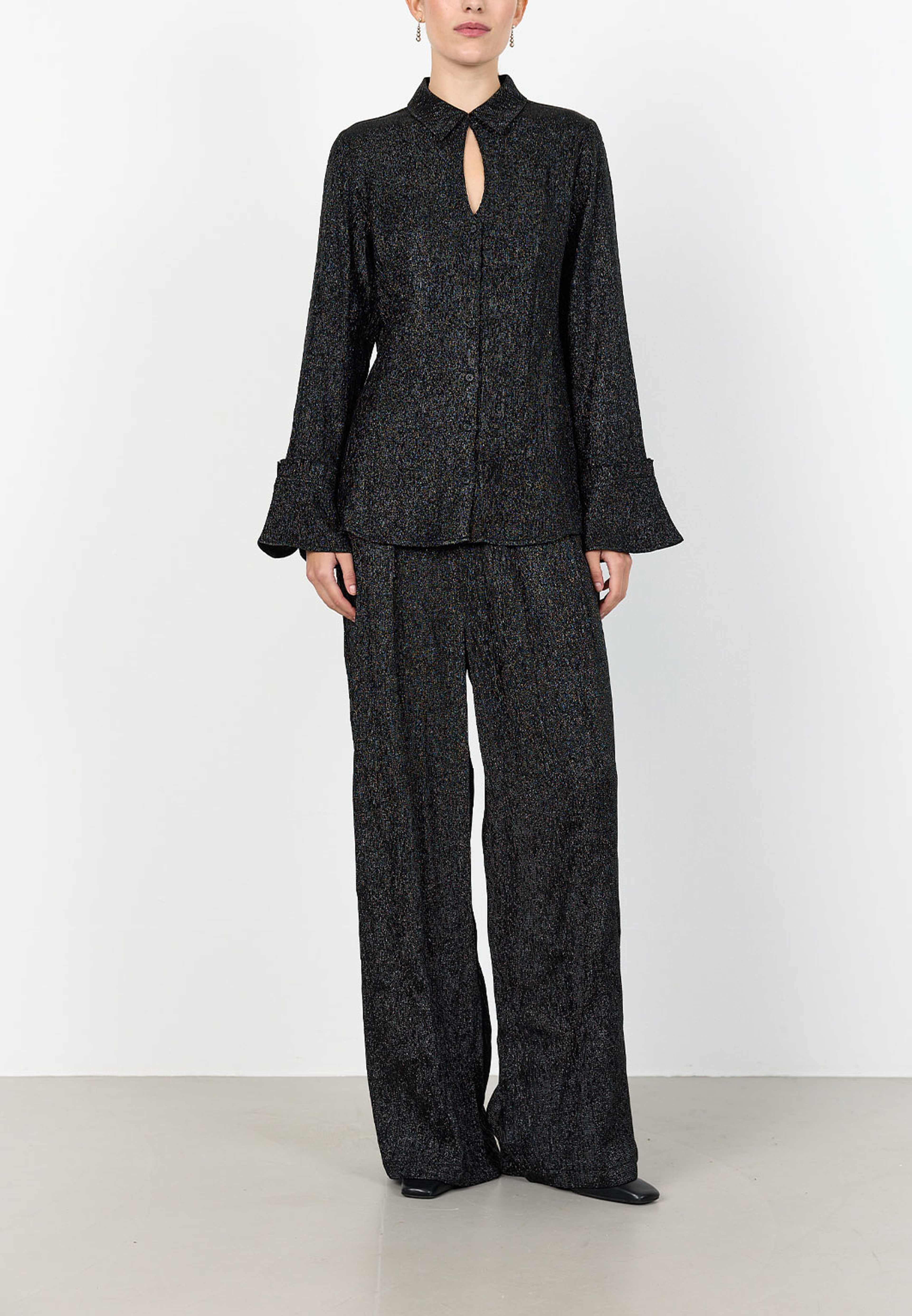 Lr-otis 3 blouse, från Leveté Room, i färgen Black Combi. Klicka för att öppna bilden i stort format