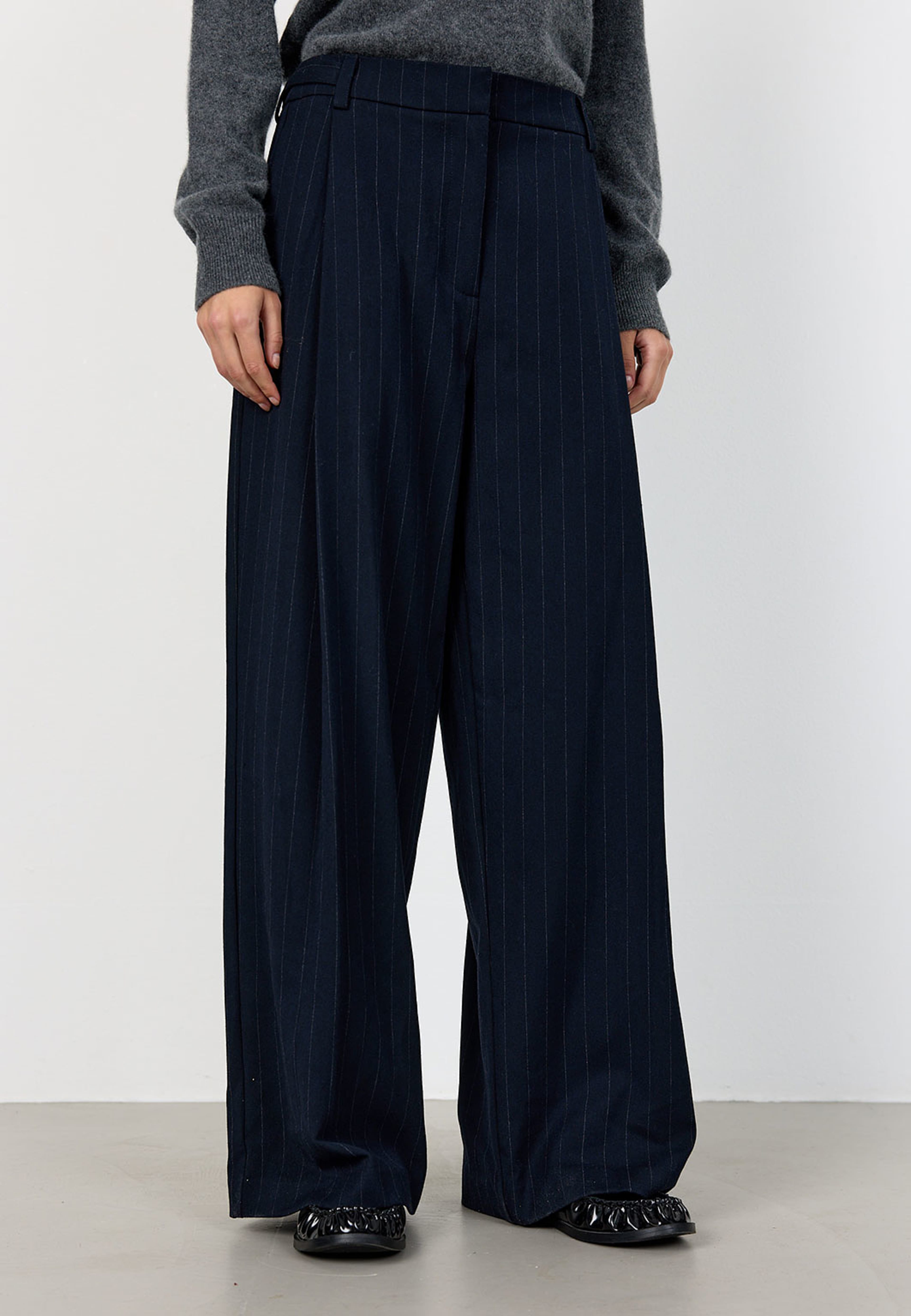 Lr-olivia 2 pants, från Leveté Room, i färgen Winter Sky Combi. Klicka för att öppna bilden i stort format