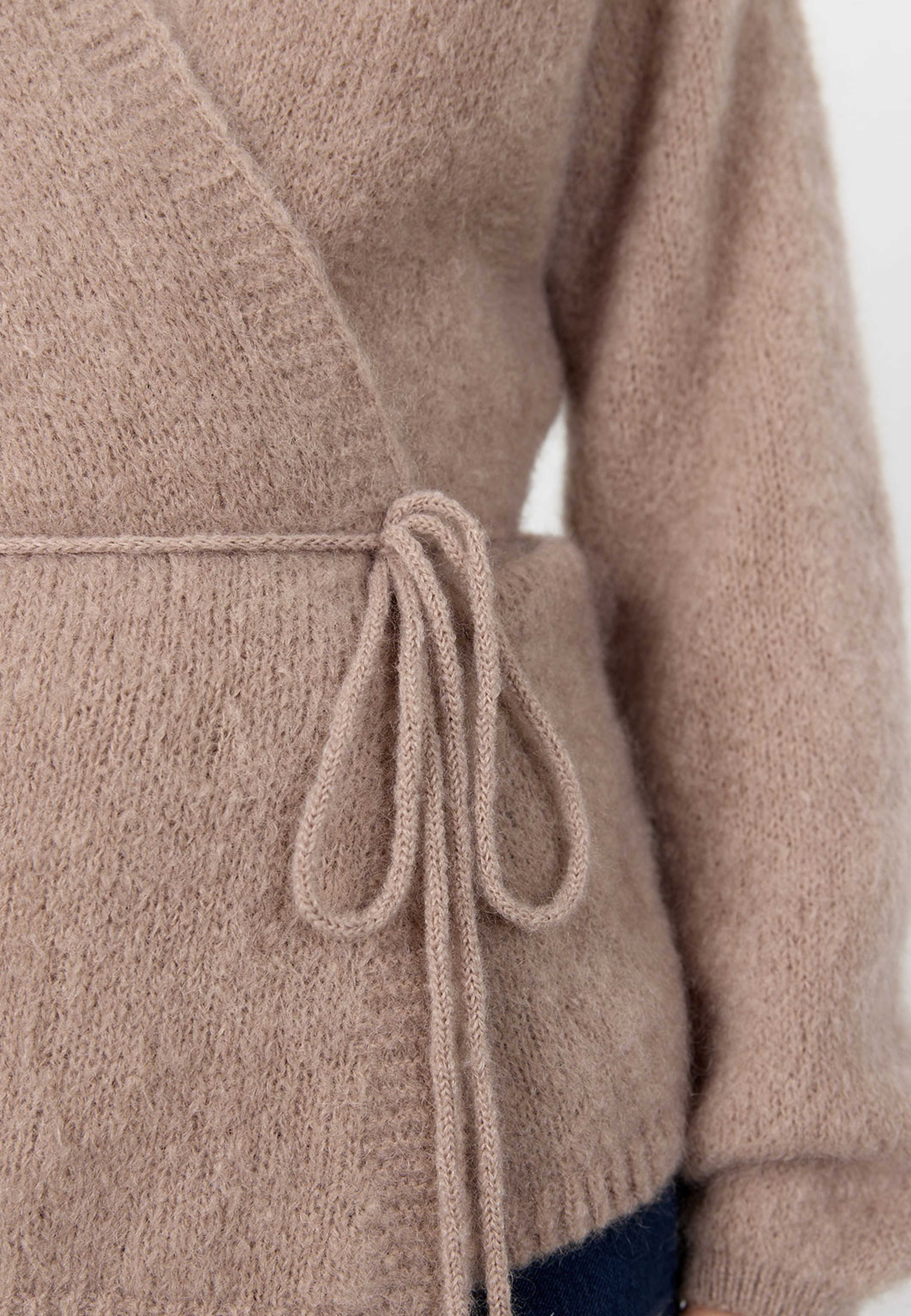 Lr-noreen 7 cardigan, från Leveté Room, i färgen Light Taupe. Klicka för att öppna bilden i stort format