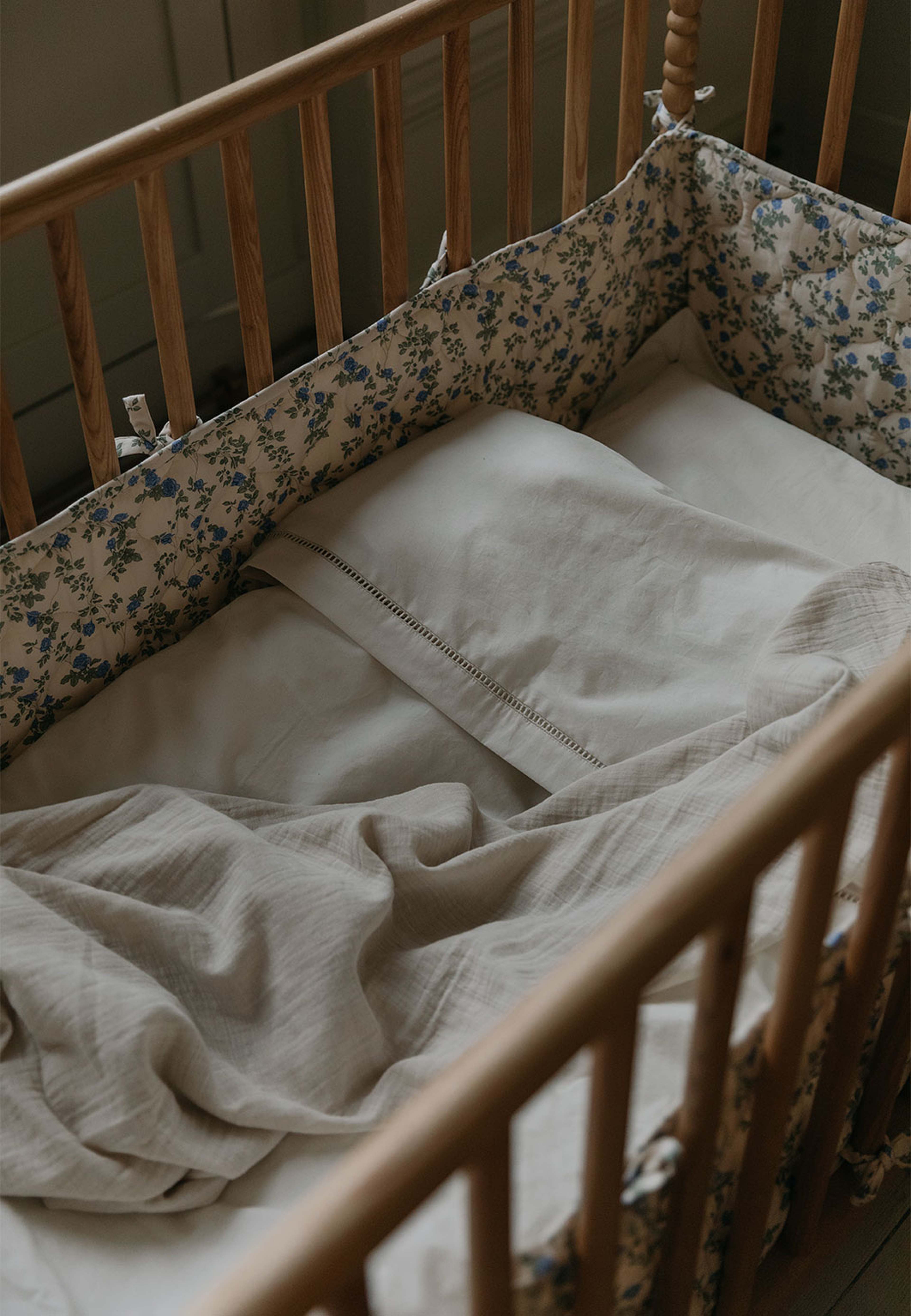 Pearl Ladder Lace Bed Set Junior, från Garbo&Friends, i färgen Pearl. Klicka för att öppna bilden i stort format