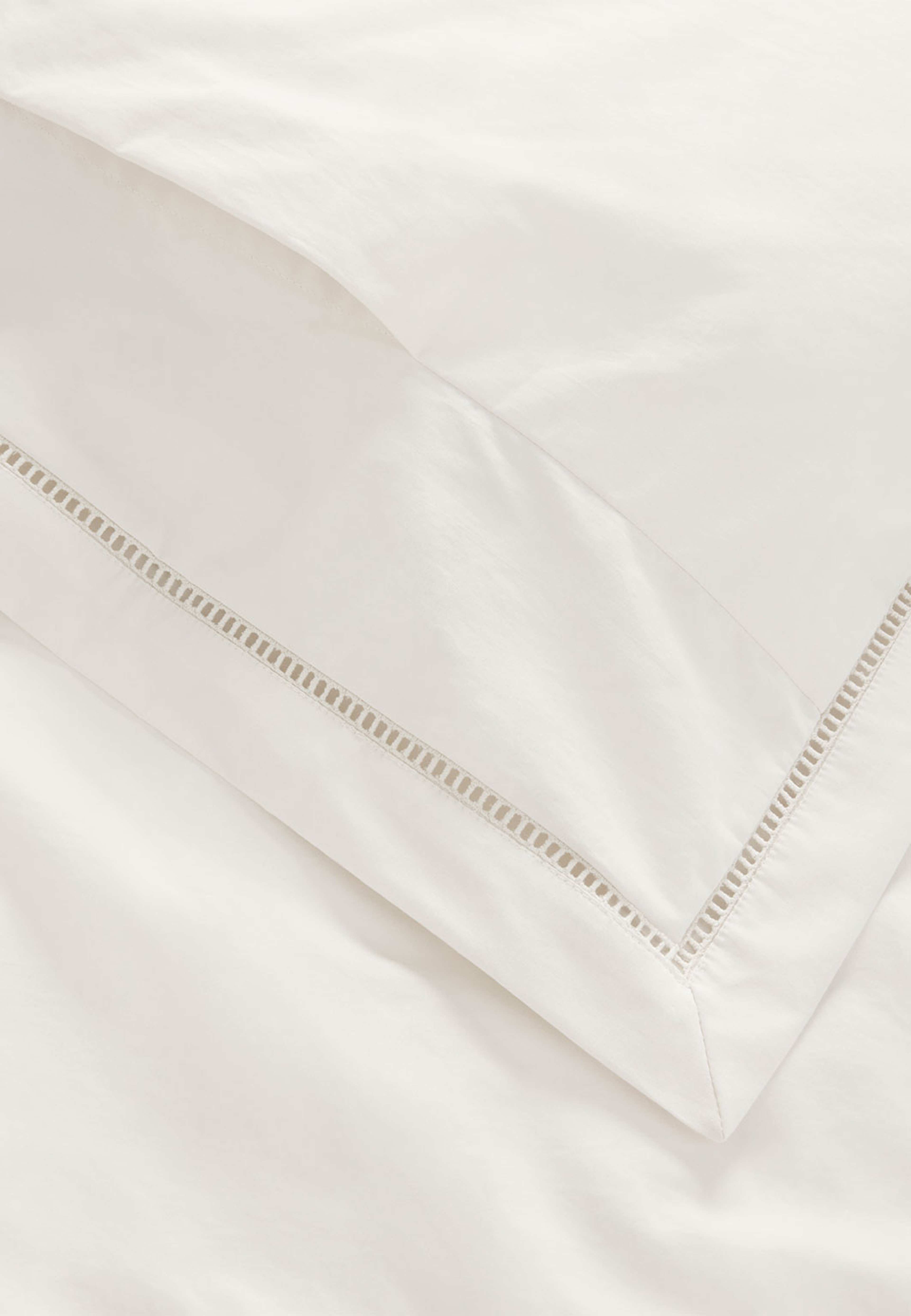 Pearl Ladder Lace Bed Set Junior, från Garbo&Friends, i färgen Pearl. Klicka för att öppna bilden i stort format