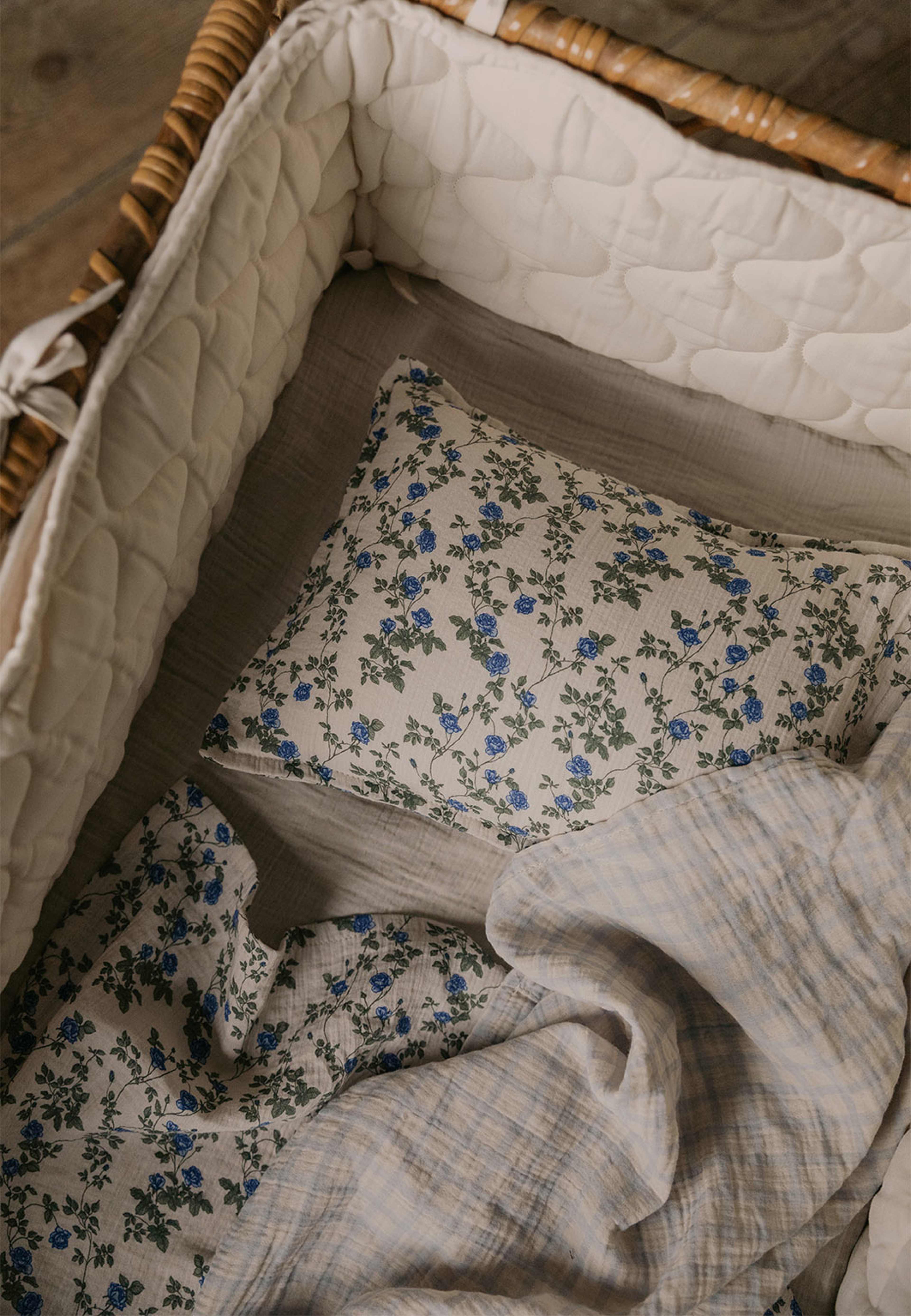 Dainty Muslin Bed Set Baby, från Garbo&Friends, i färgen Dainty. Klicka för att öppna bilden i stort format