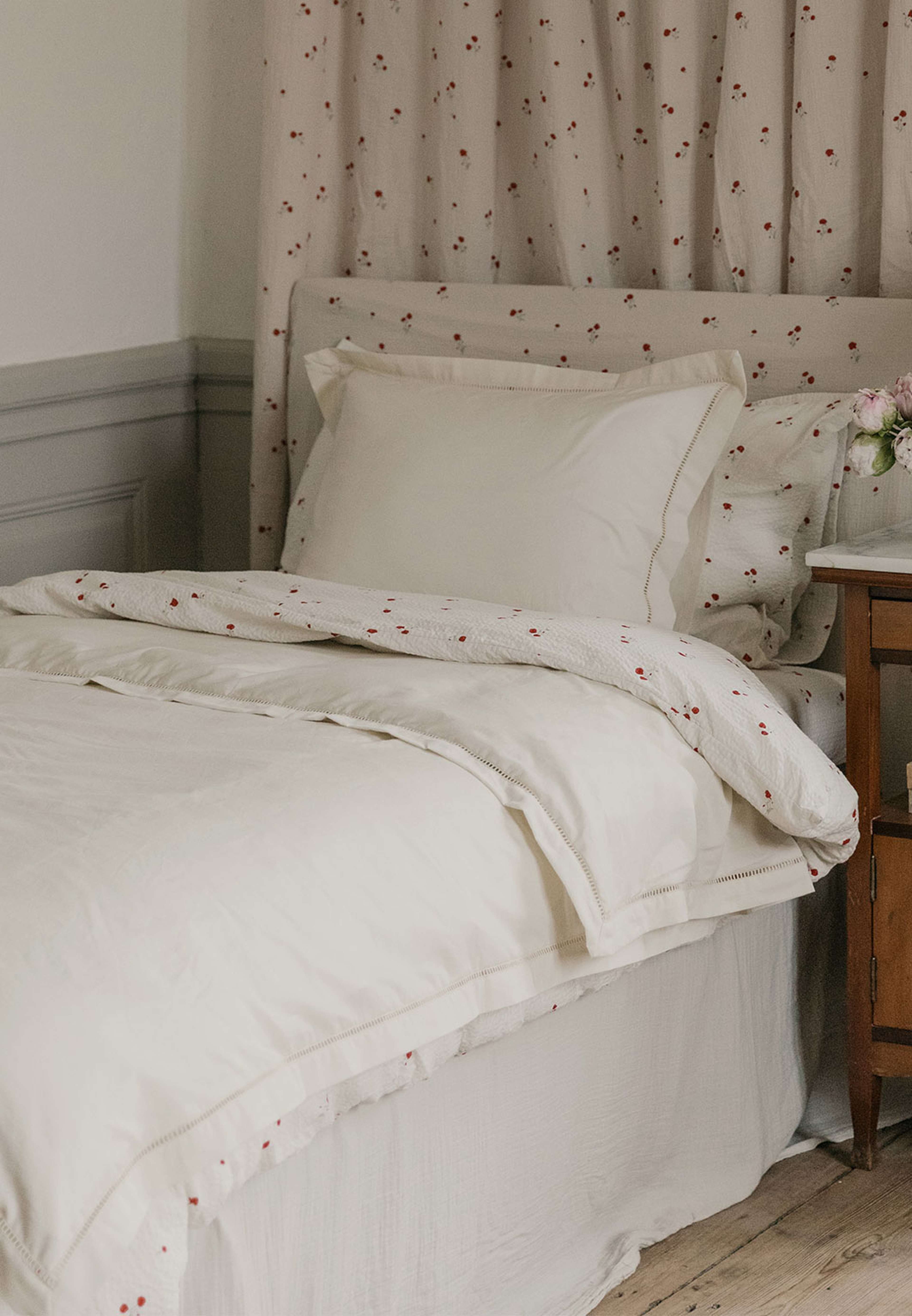 Pearl Ladder Lace Duvet Cover Single, från Garbo&Friends, i färgen Pearl. Klicka för att öppna bilden i stort format