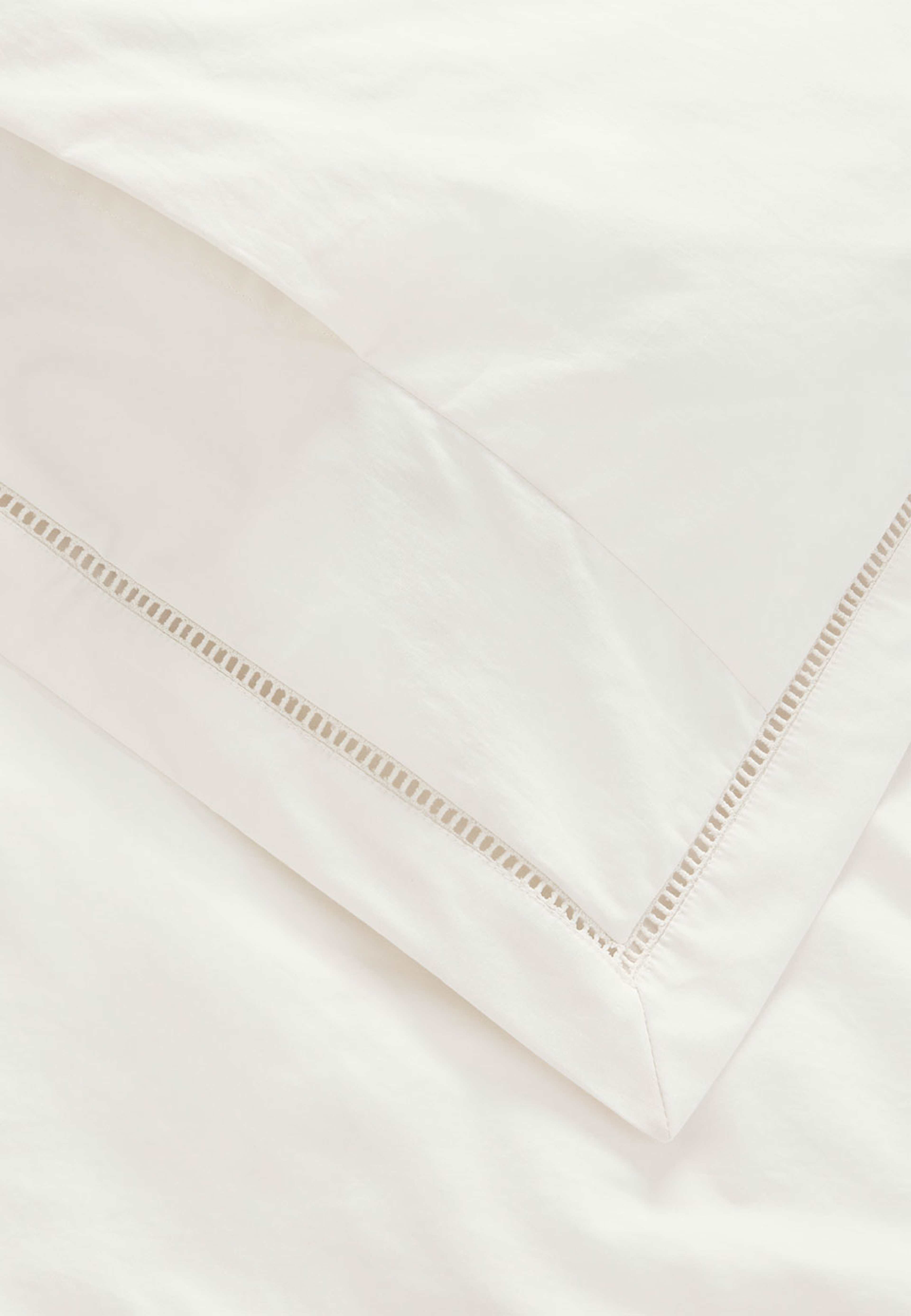 Pearl Ladder Lace Duvet Cover Single, från Garbo&Friends, i färgen Pearl. Klicka för att öppna bilden i stort format