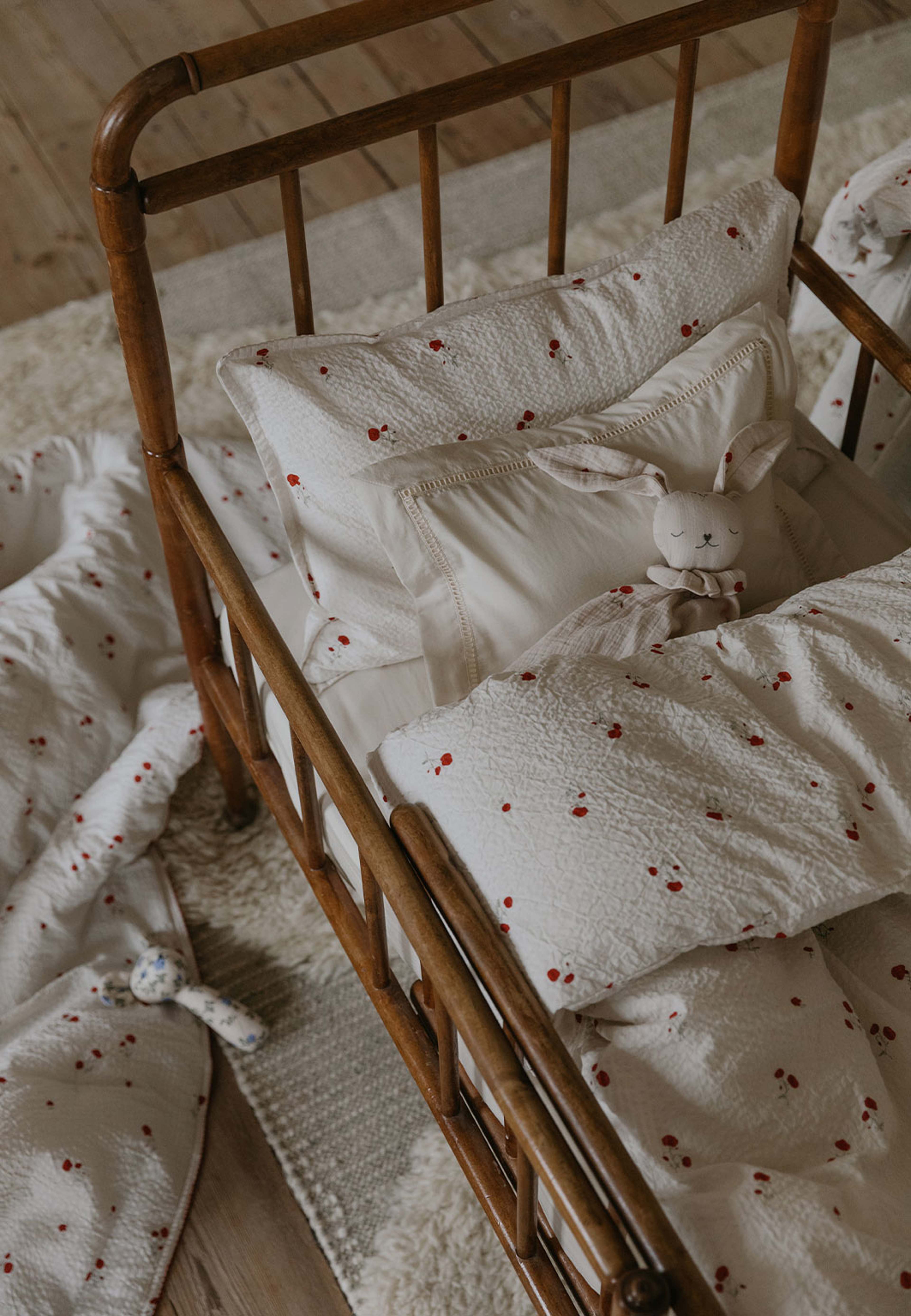 Poppy Seersucker Bed Set Junior, från Garbo&Friends, i färgen Poppy. Klicka för att öppna bilden i stort format