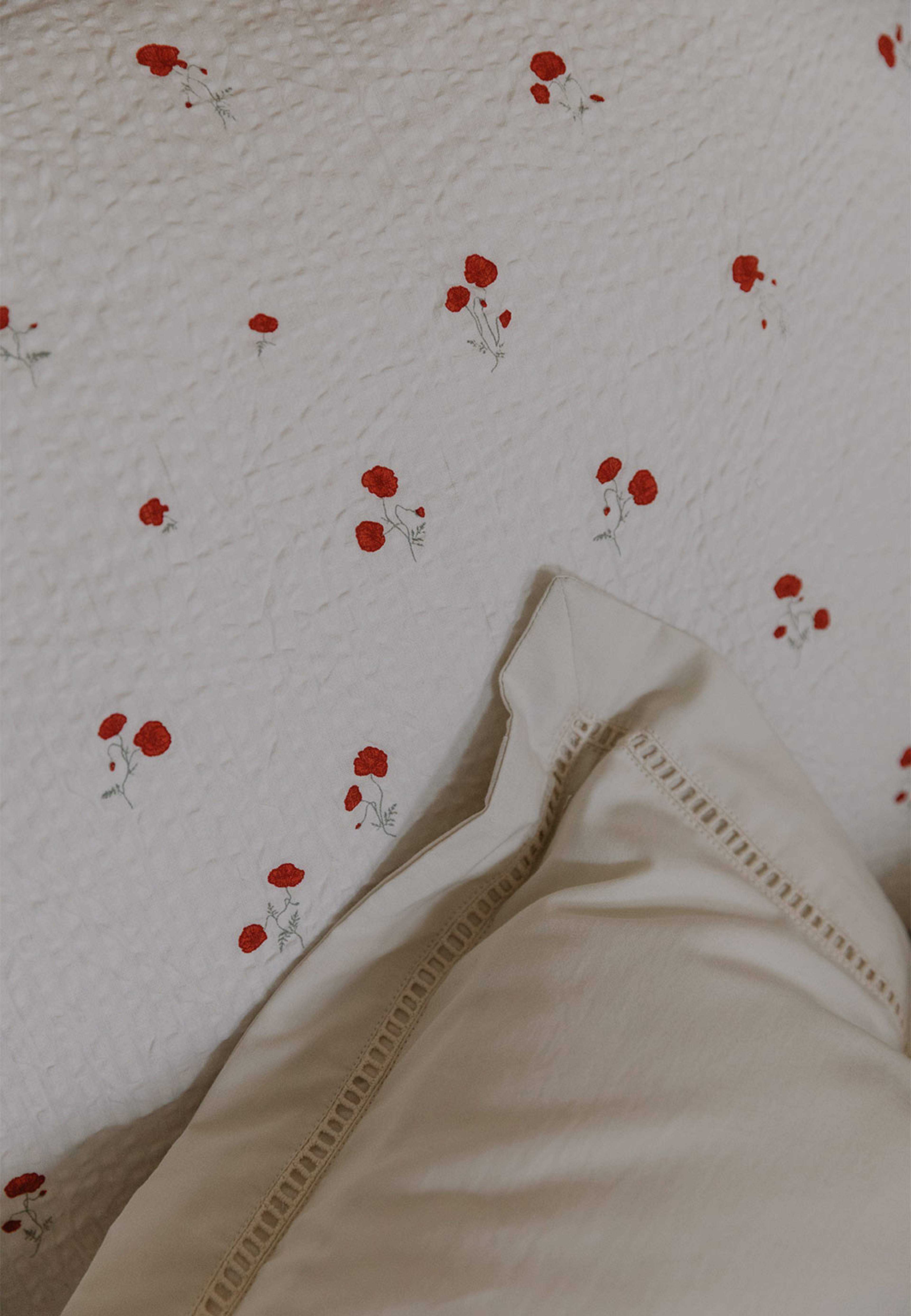 Poppy Seersucker Bed Set Baby, från Garbo&Friends, i färgen Poppy. Klicka för att öppna bilden i stort format