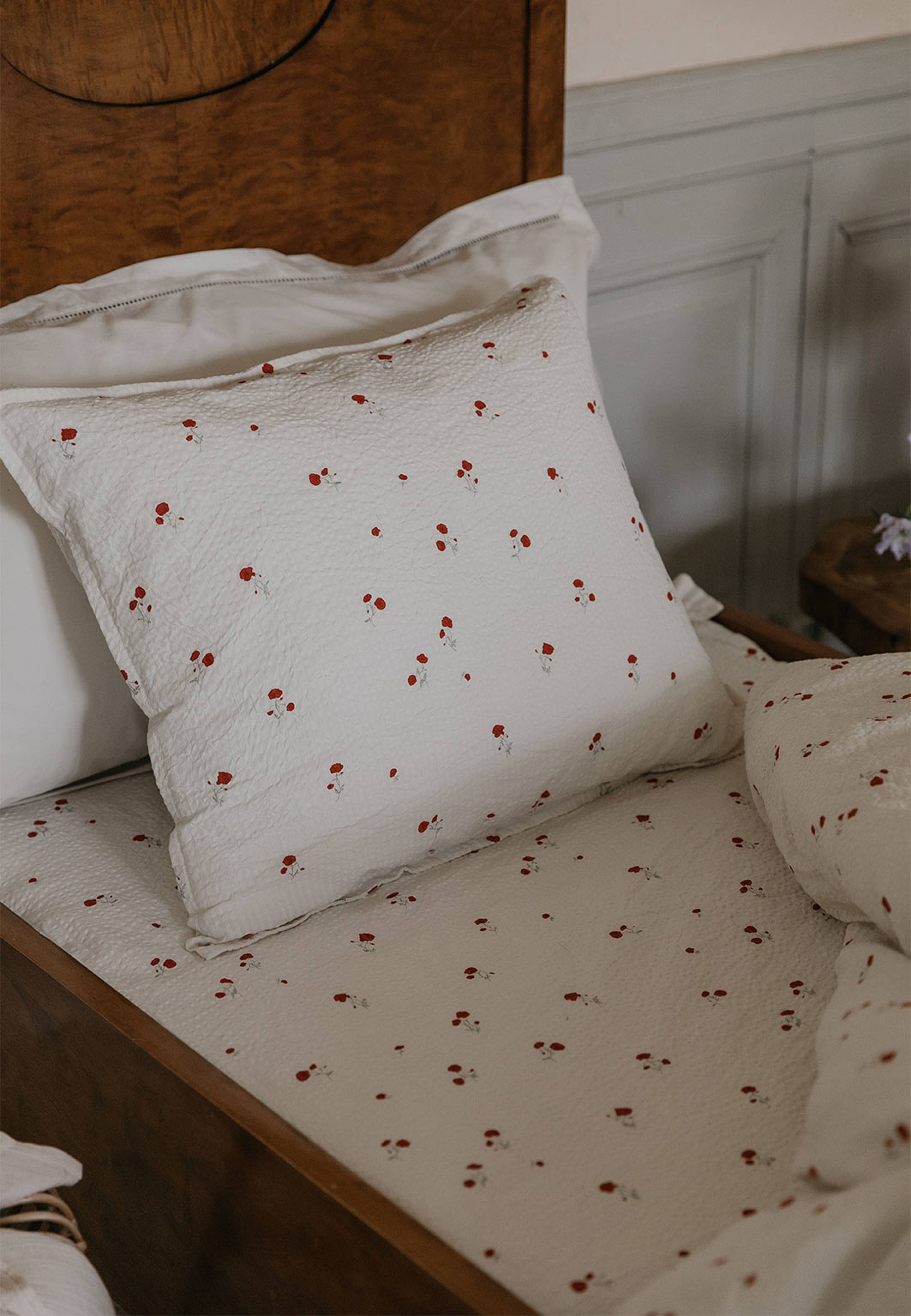 Poppy Seersucker Fitted Sheet Junior 60x120 cm, från Garbo&Friends, i färgen Poppy. Klicka för att öppna bilden i stort format