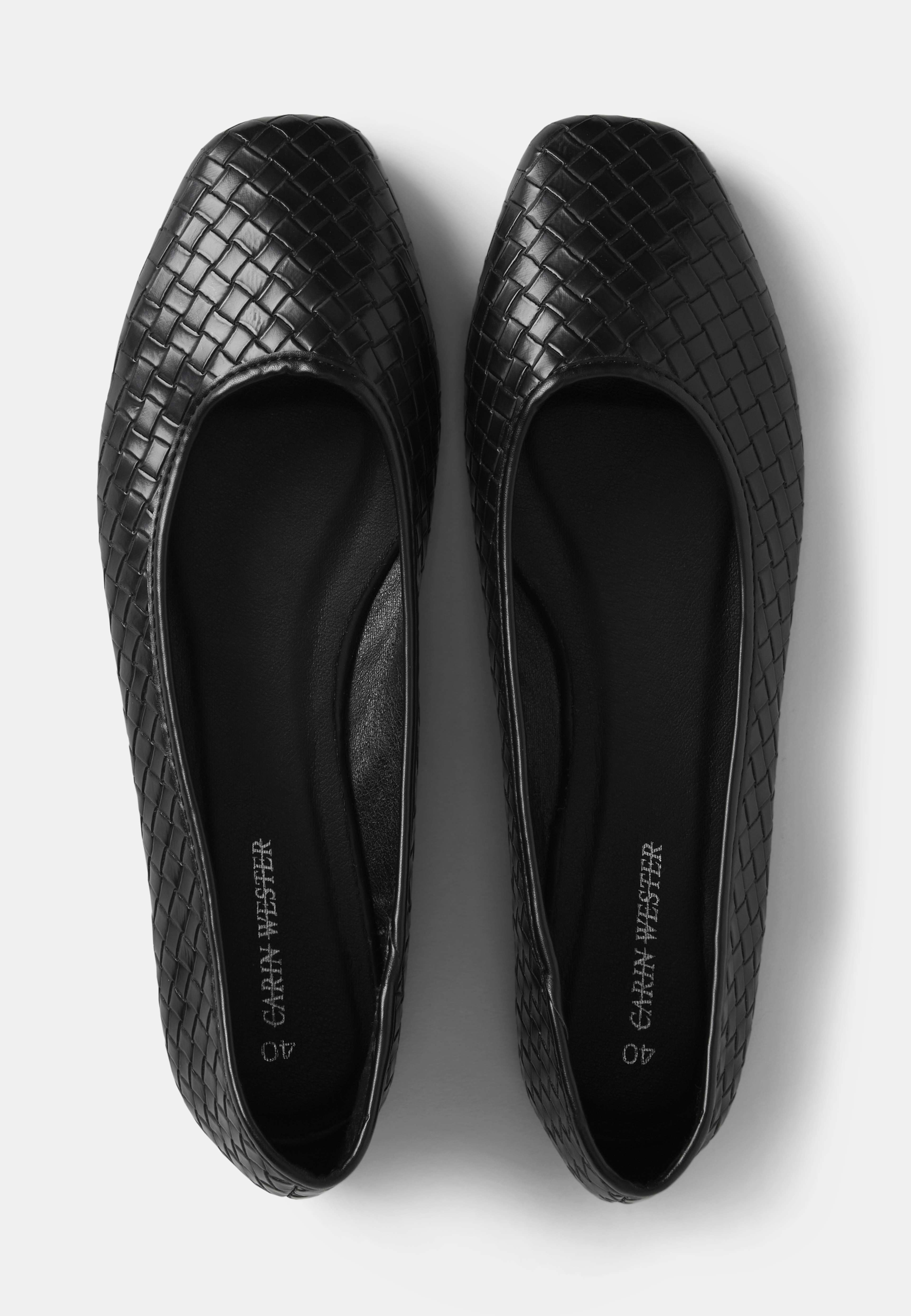 Flätade ballerinaskor, från Carin Wester, i färgen Black. Klicka för att öppna bilden i stort format