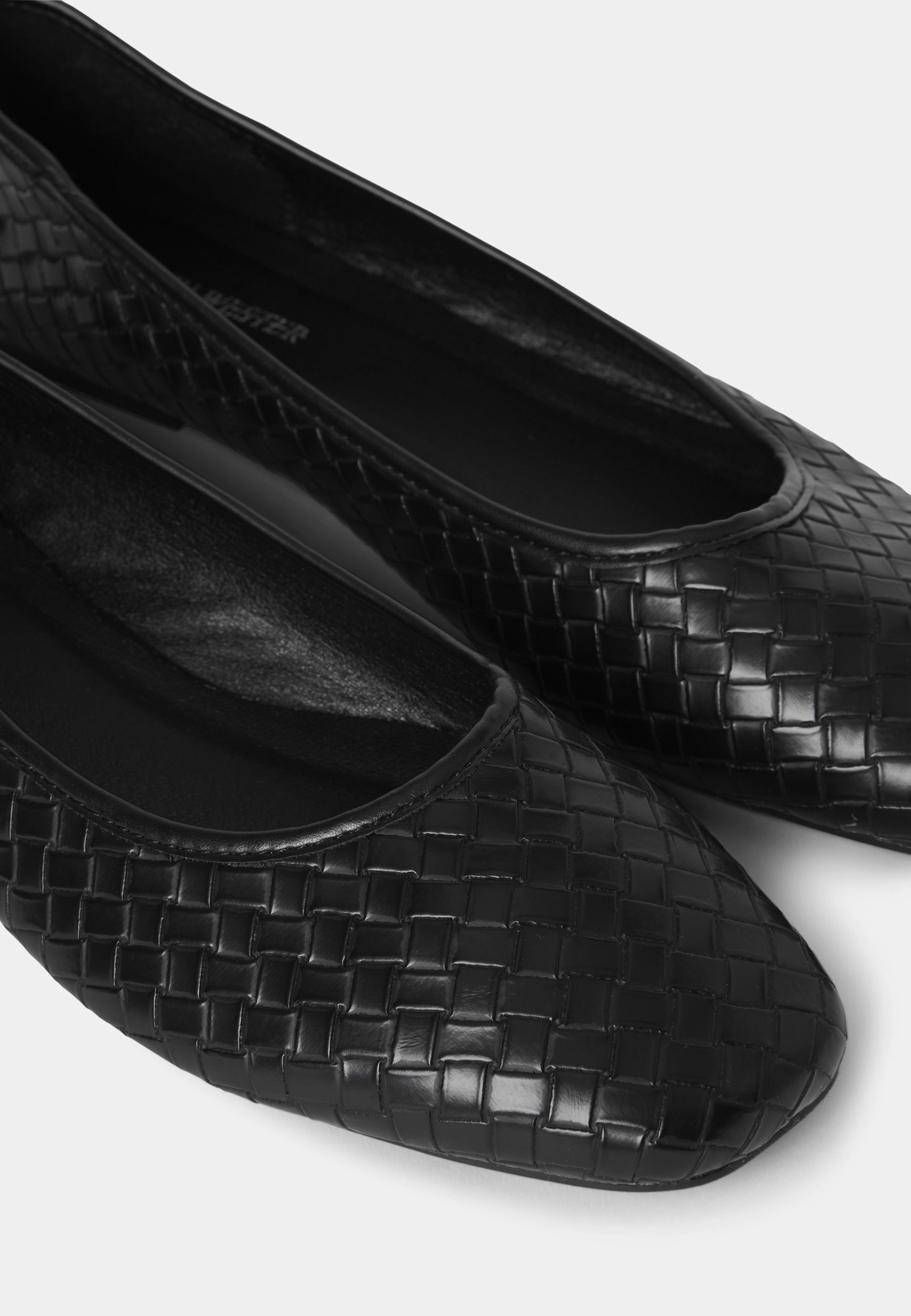 Flätade ballerinaskor, från Carin Wester, i färgen Black. Klicka för att öppna bilden i stort format