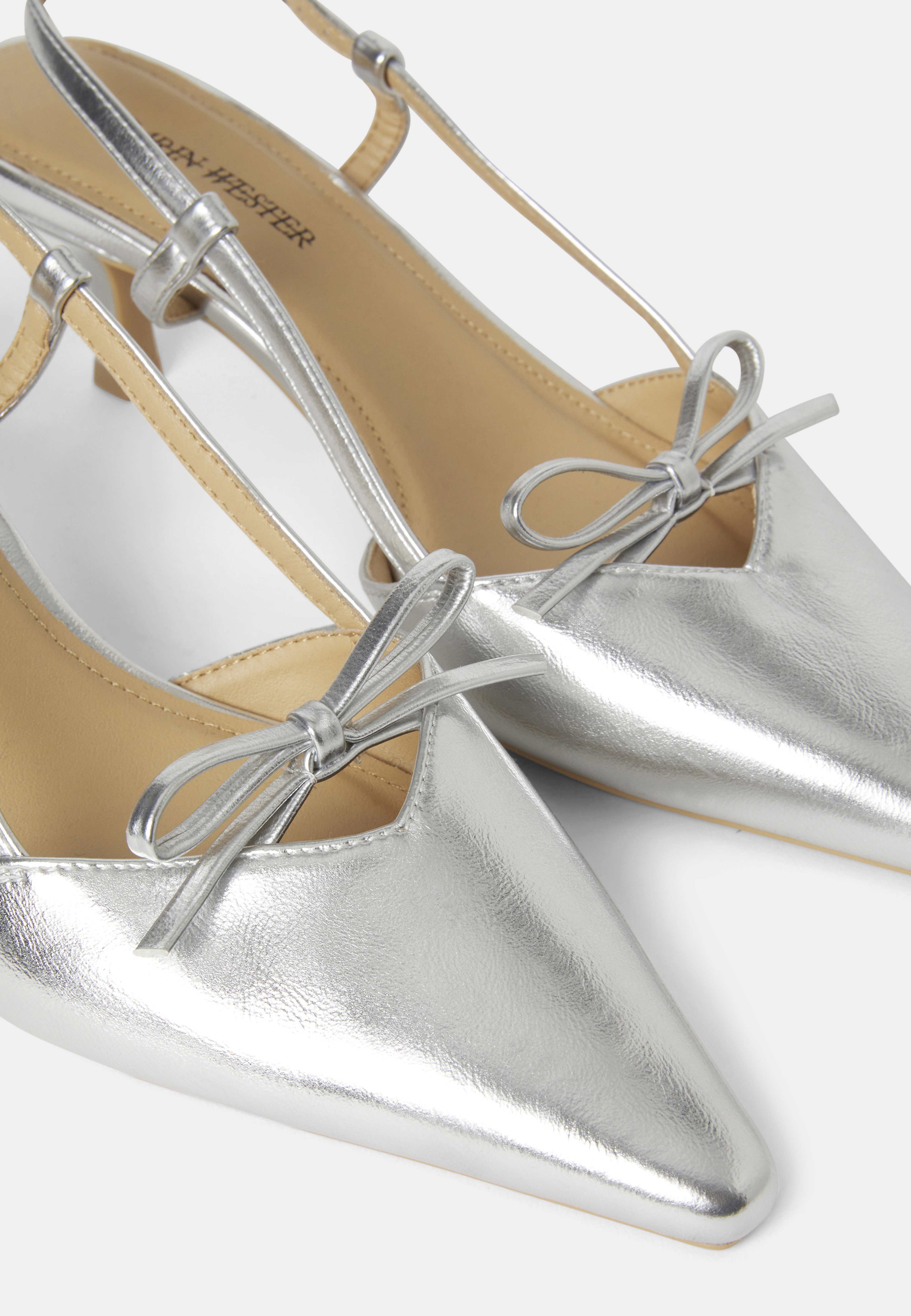 Slingback-sandaler med klack, från Carin Wester, i färgen Silver. Klicka för att öppna bilden i stort format