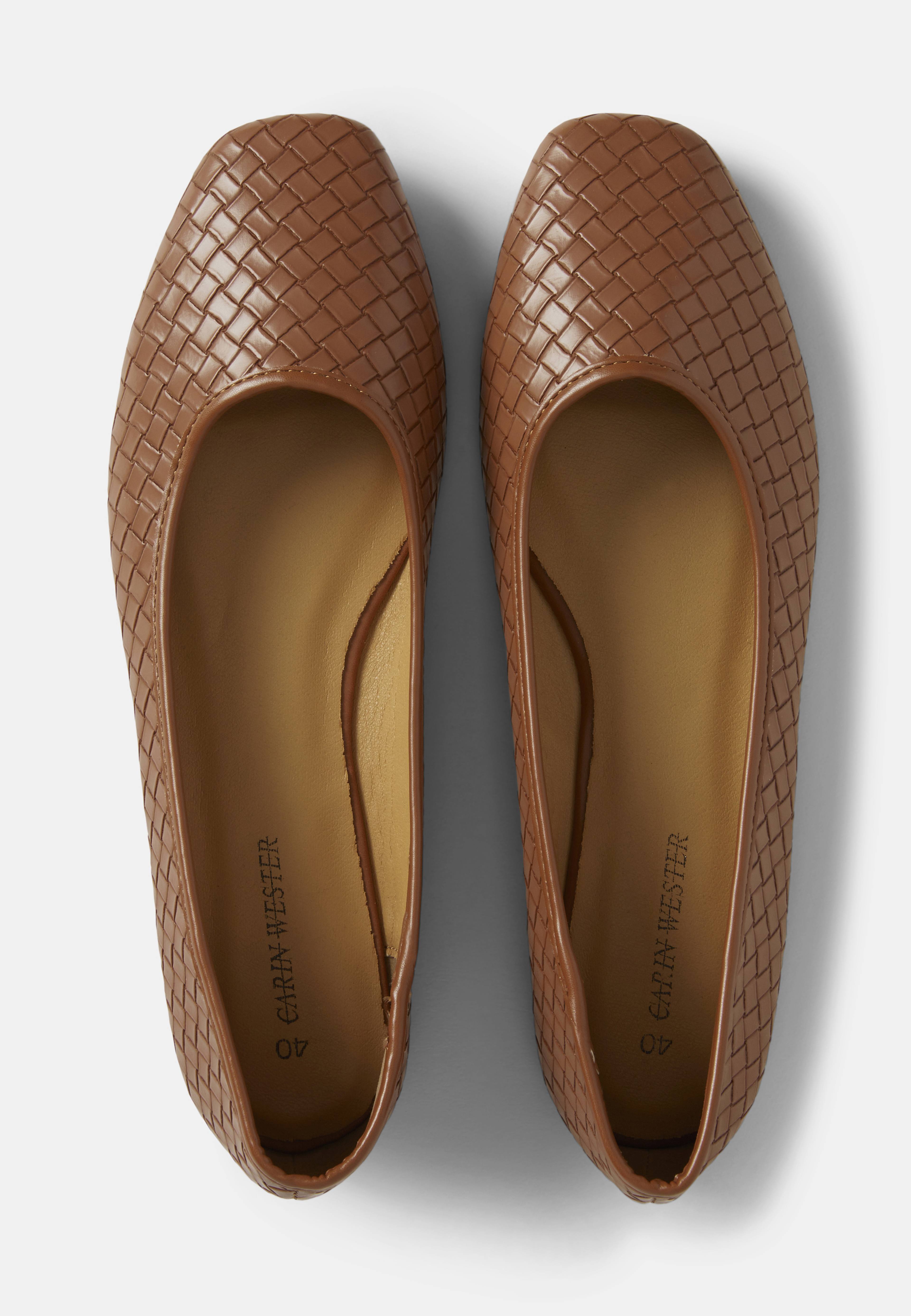 Flätade ballerinaskor, från Carin Wester, i färgen Tan. Klicka för att öppna bilden i stort format