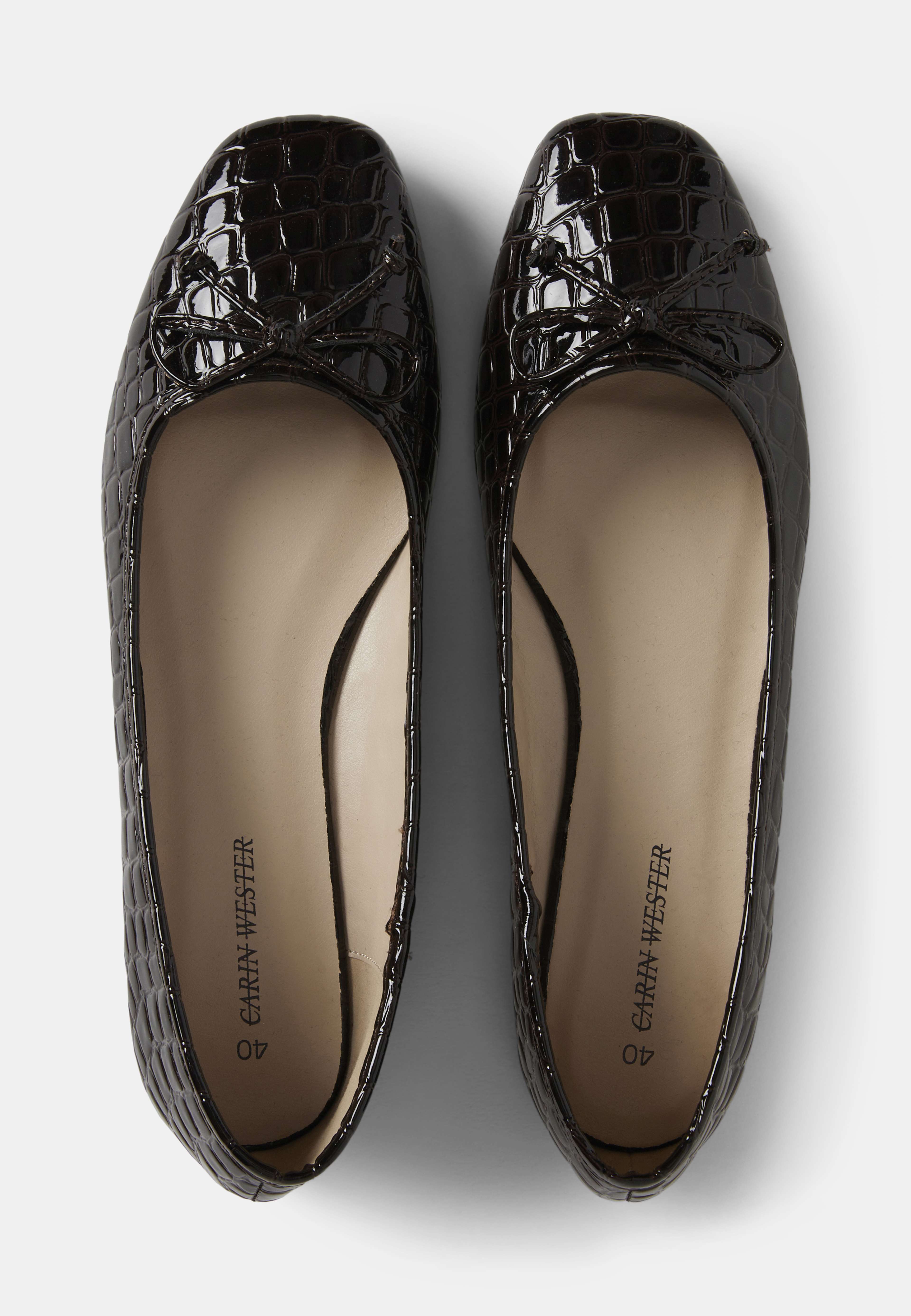 Ballerinaskor med crocostruktur, från Carin Wester, i färgen Dark Brown Croc. Klicka för att öppna bilden i stort format