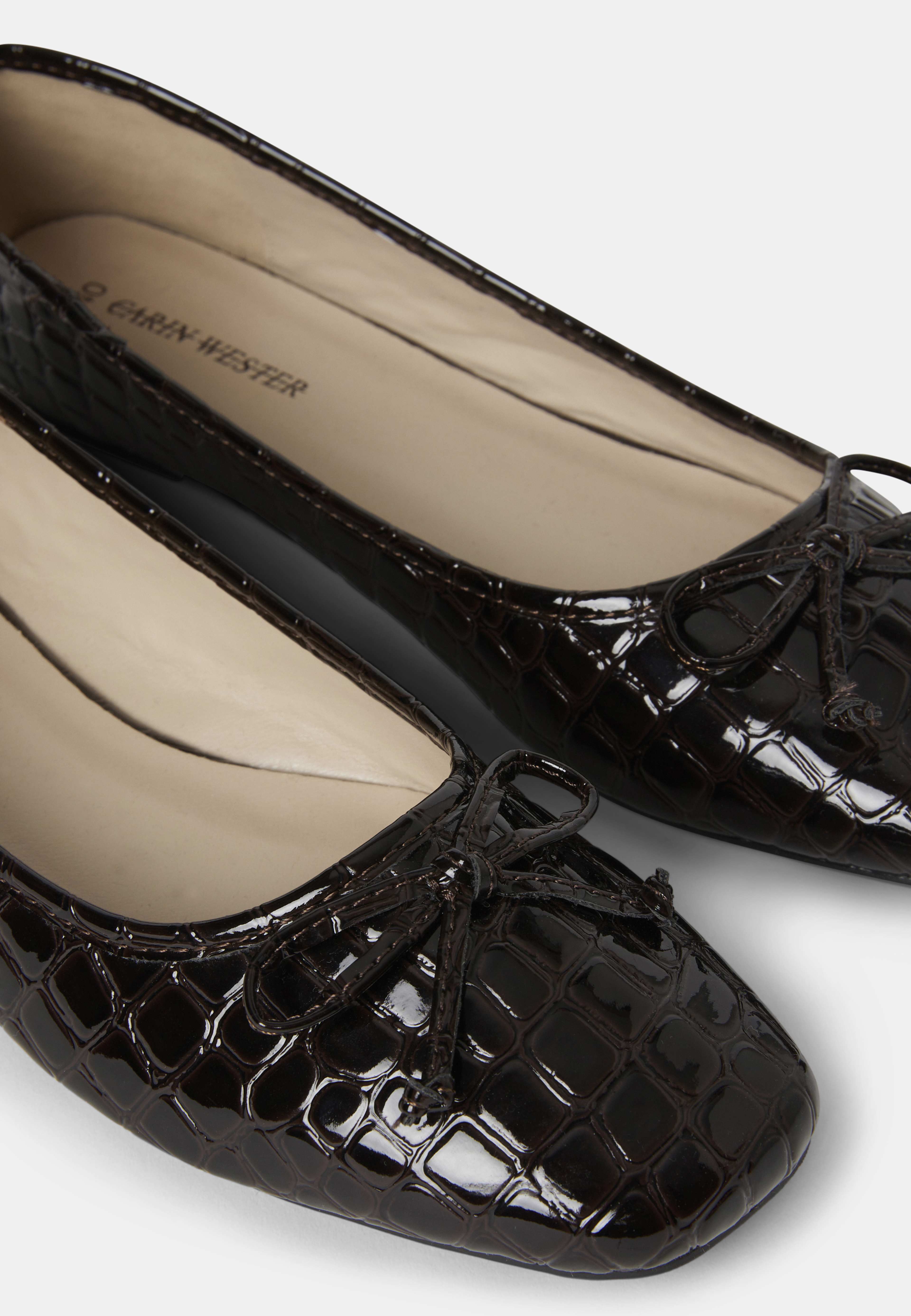 Ballerinaskor med crocostruktur, från Carin Wester, i färgen Dark Brown Croc. Klicka för att öppna bilden i stort format