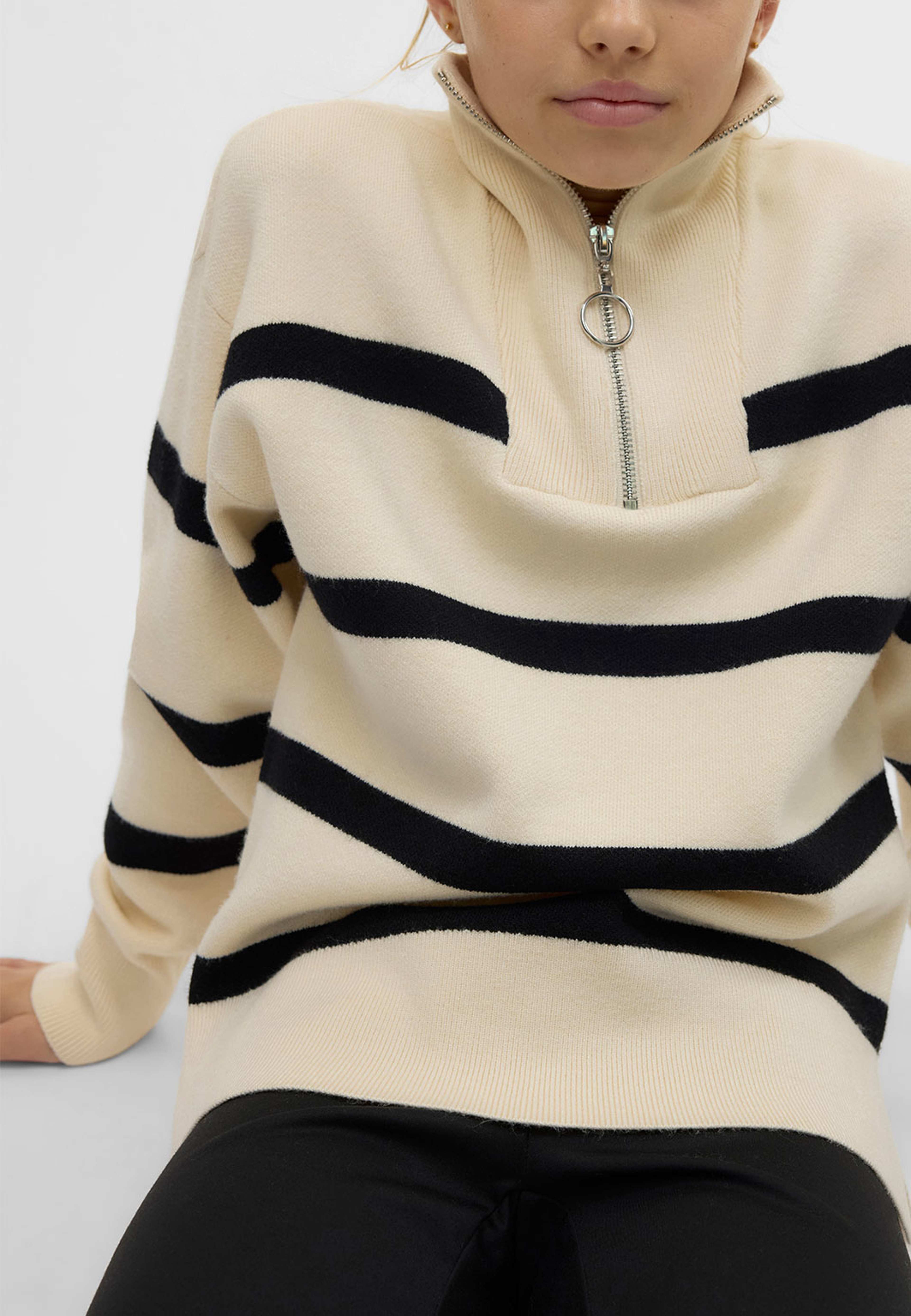 Tröja VMSABA, från Vero Moda Girls, i färgen Birch Black. Klicka för att öppna bilden i stort format