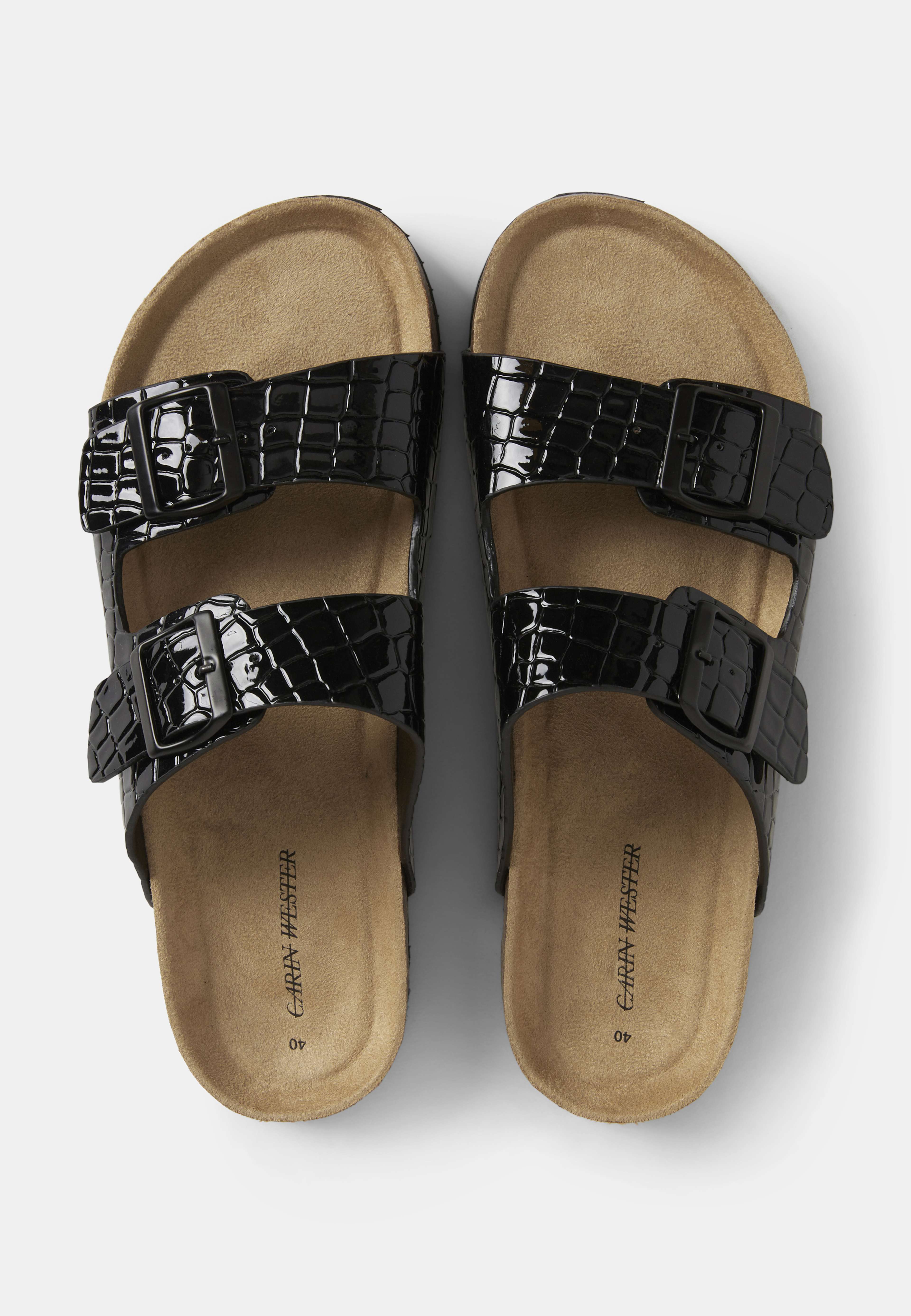 Slip in-sandaler med crocstruktur, från Carin Wester, i färgen Black Croc. Klicka för att öppna bilden i stort format