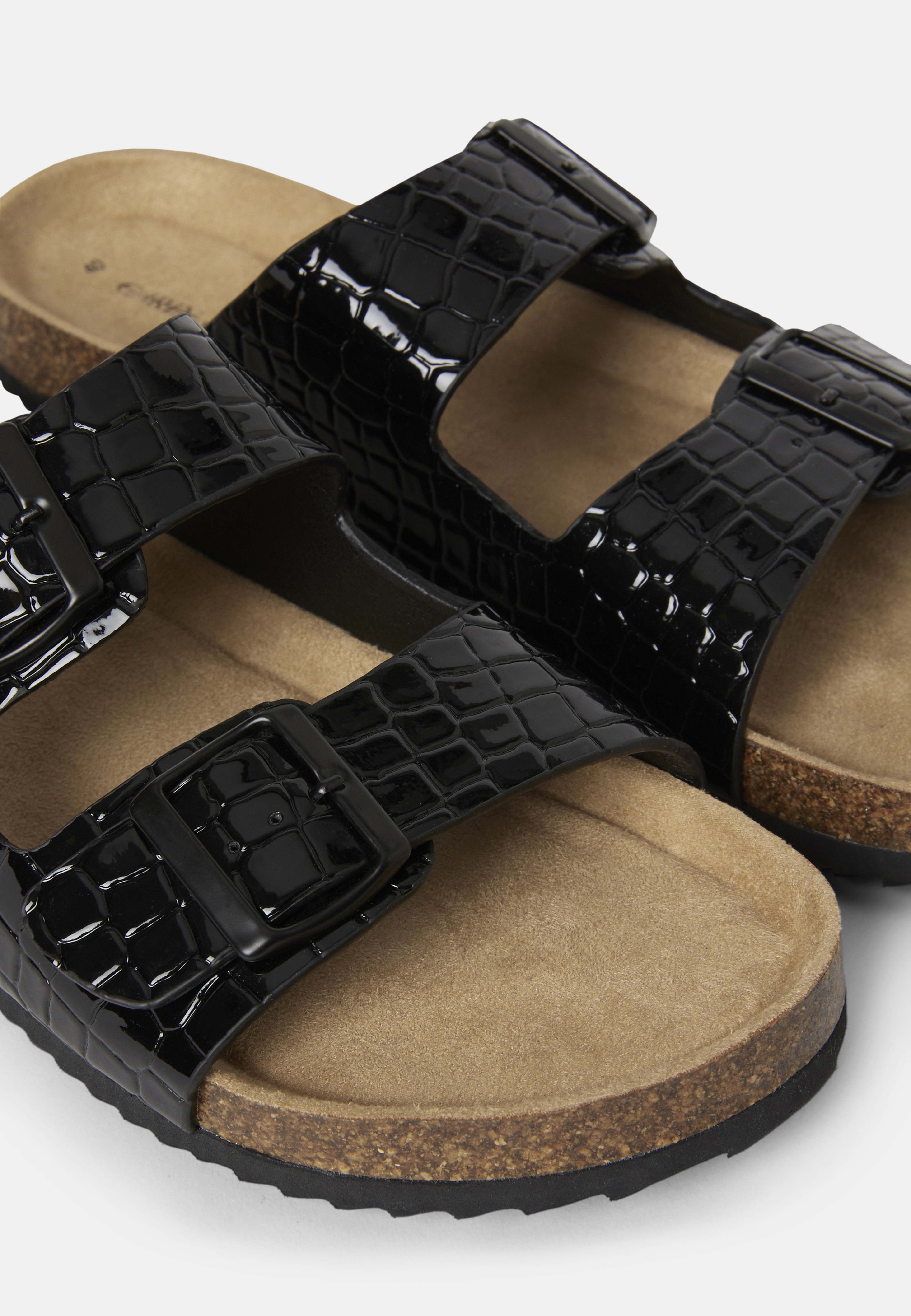 Slip in-sandaler med crocstruktur, från Carin Wester, i färgen Black Croc. Klicka för att öppna bilden i stort format