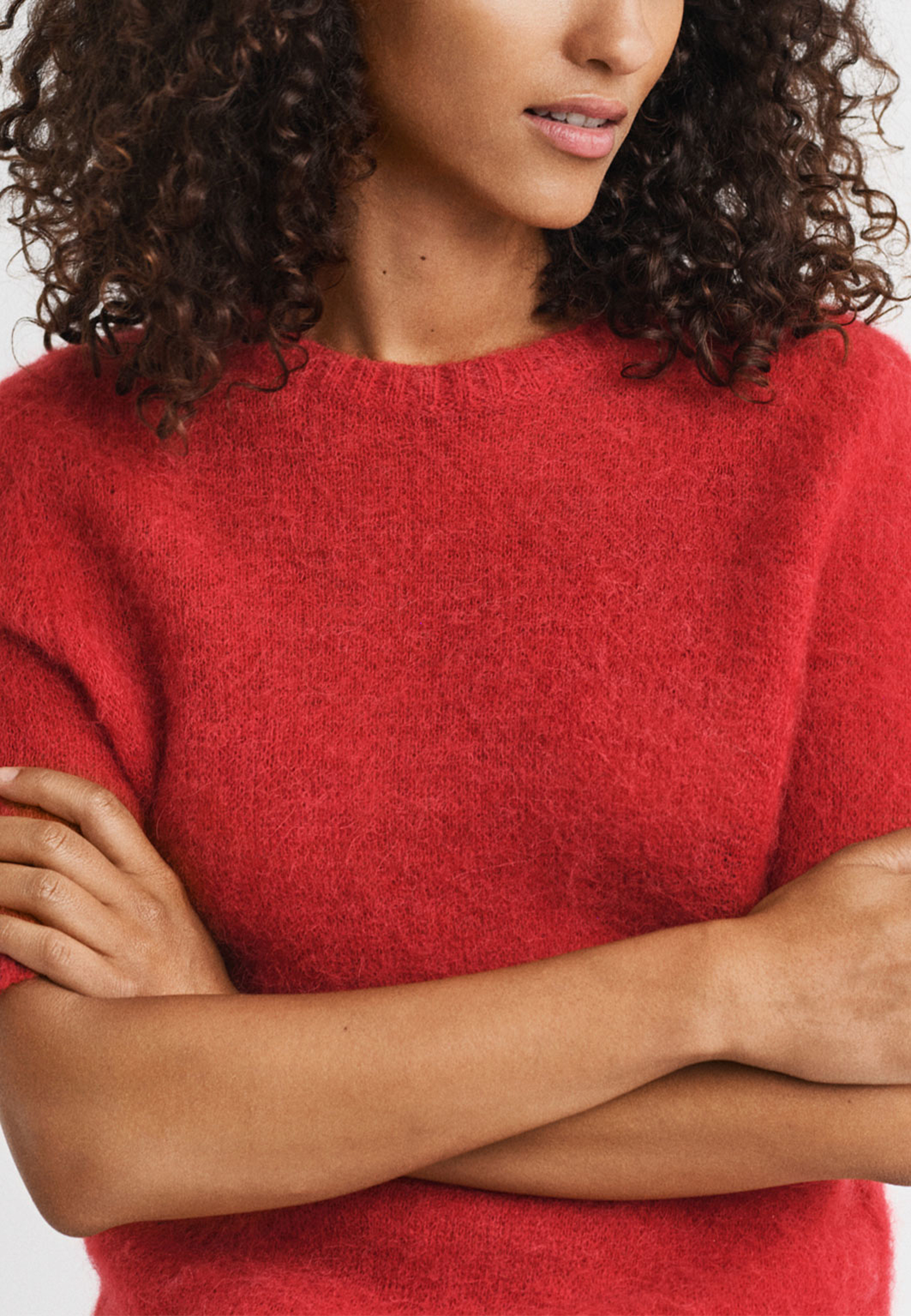 Kortärmad rundhalsad tröja i mohairblandning, från GANT, i färgen Ruby Red. Klicka för att öppna bilden i stort format