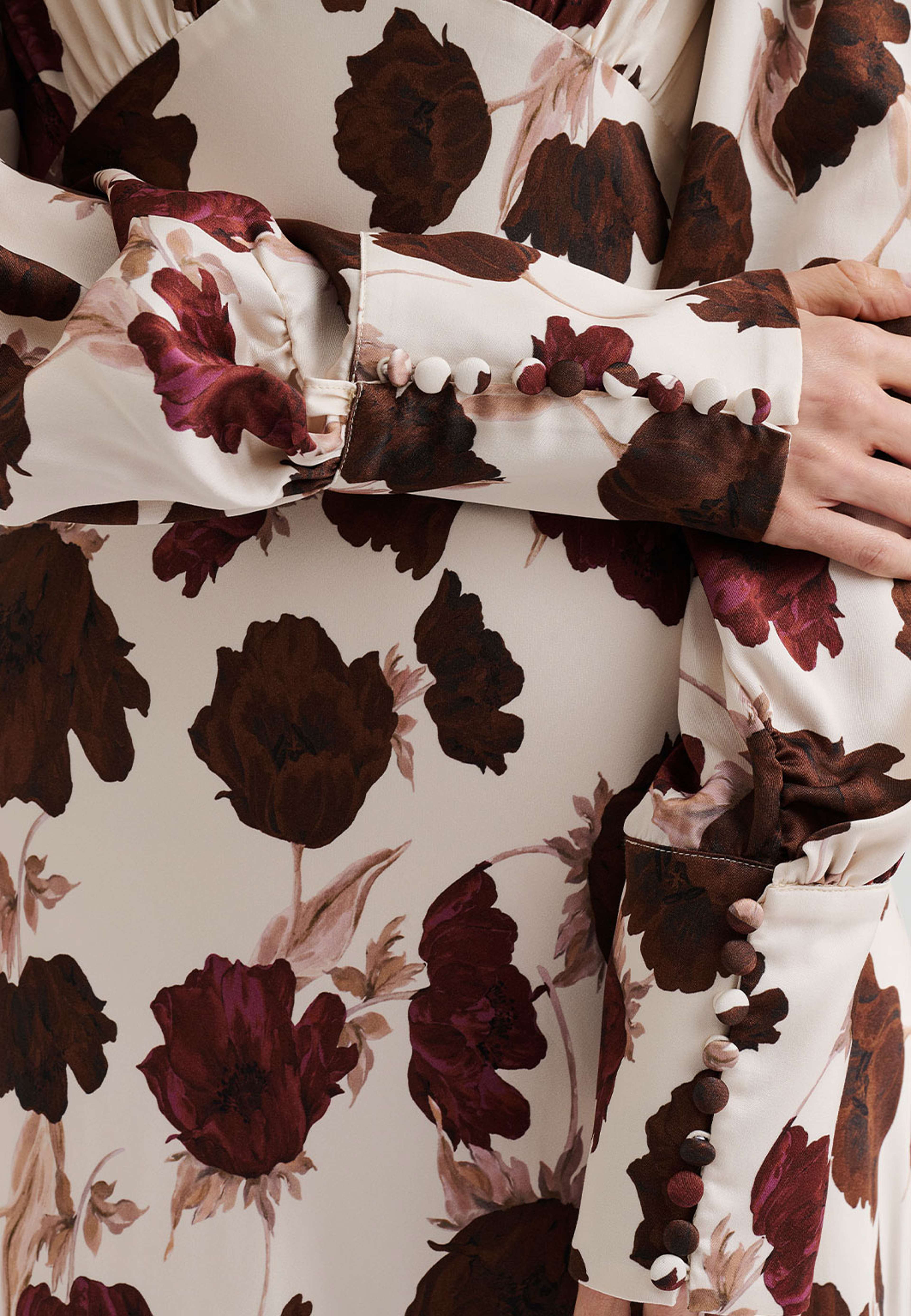 By Malina Alize Dress, från Malina, i färgen Wine Peony. Klicka för att öppna bilden i stort format