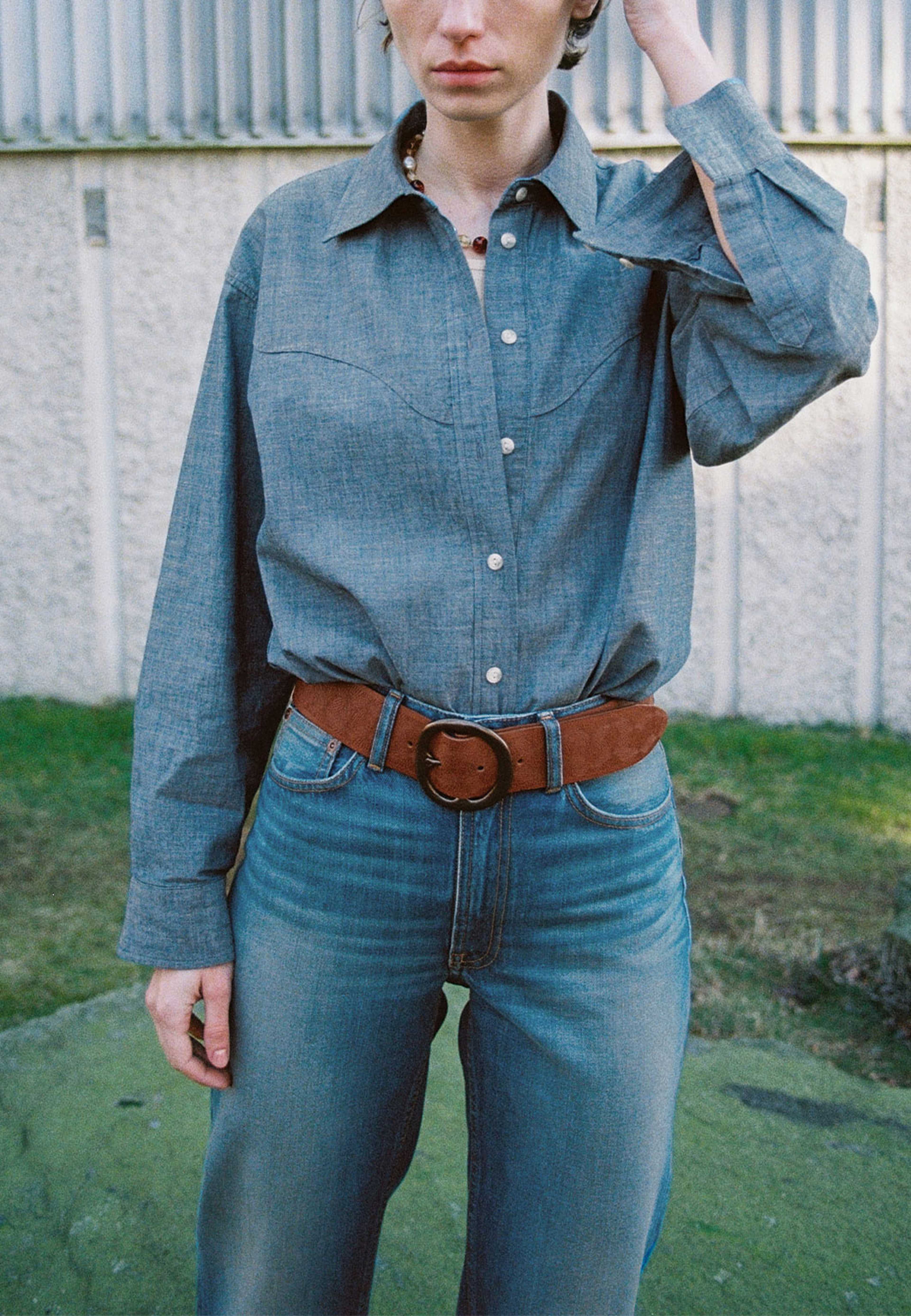 Daisy Chambray Western Shirt, från Nudie Jeans, i färgen Blue. Klicka för att öppna bilden i stort format