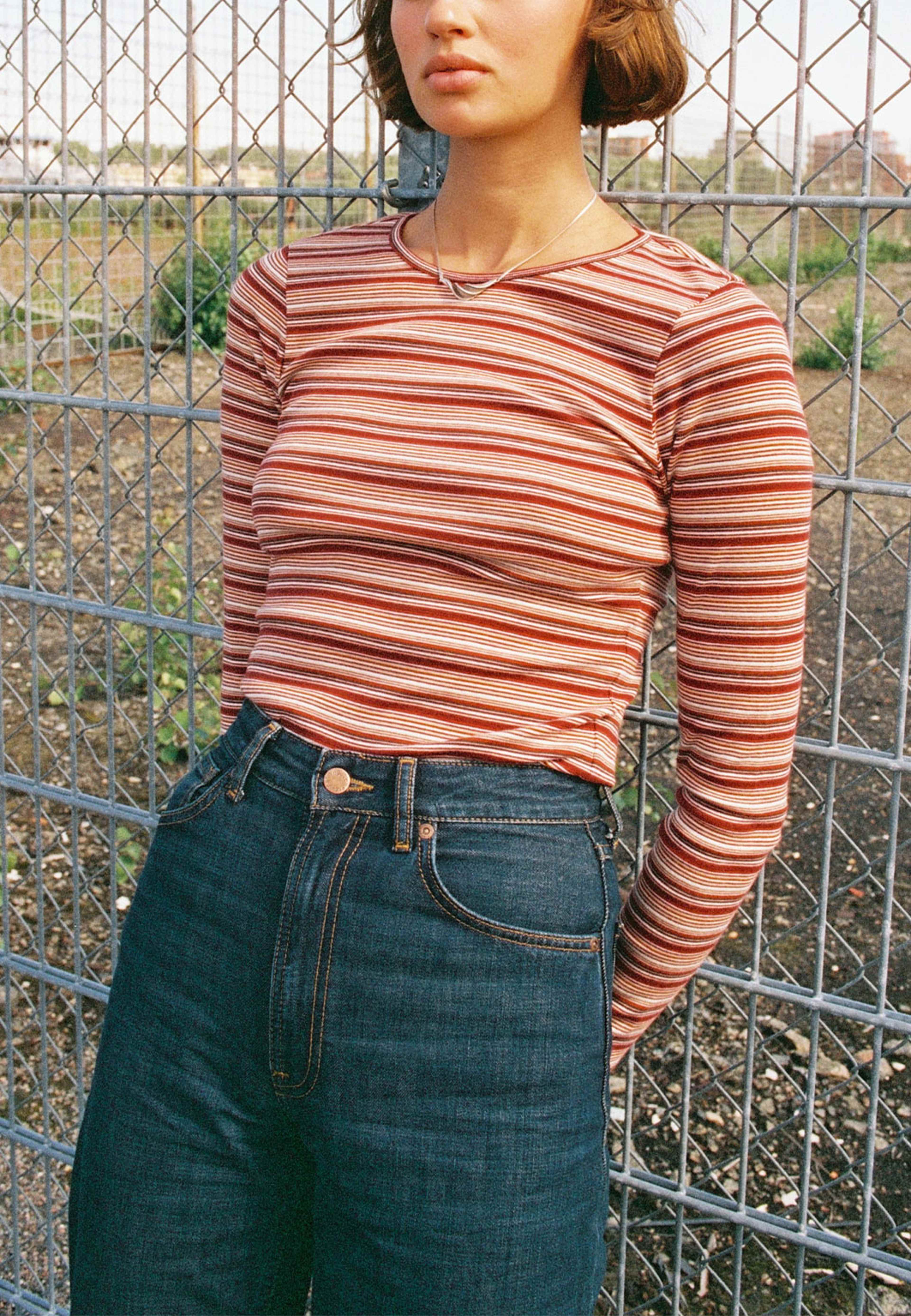 Jessy LS T-Shirt Striped Rib, från Nudie Jeans, i färgen Wine. Klicka för att öppna bilden i stort format