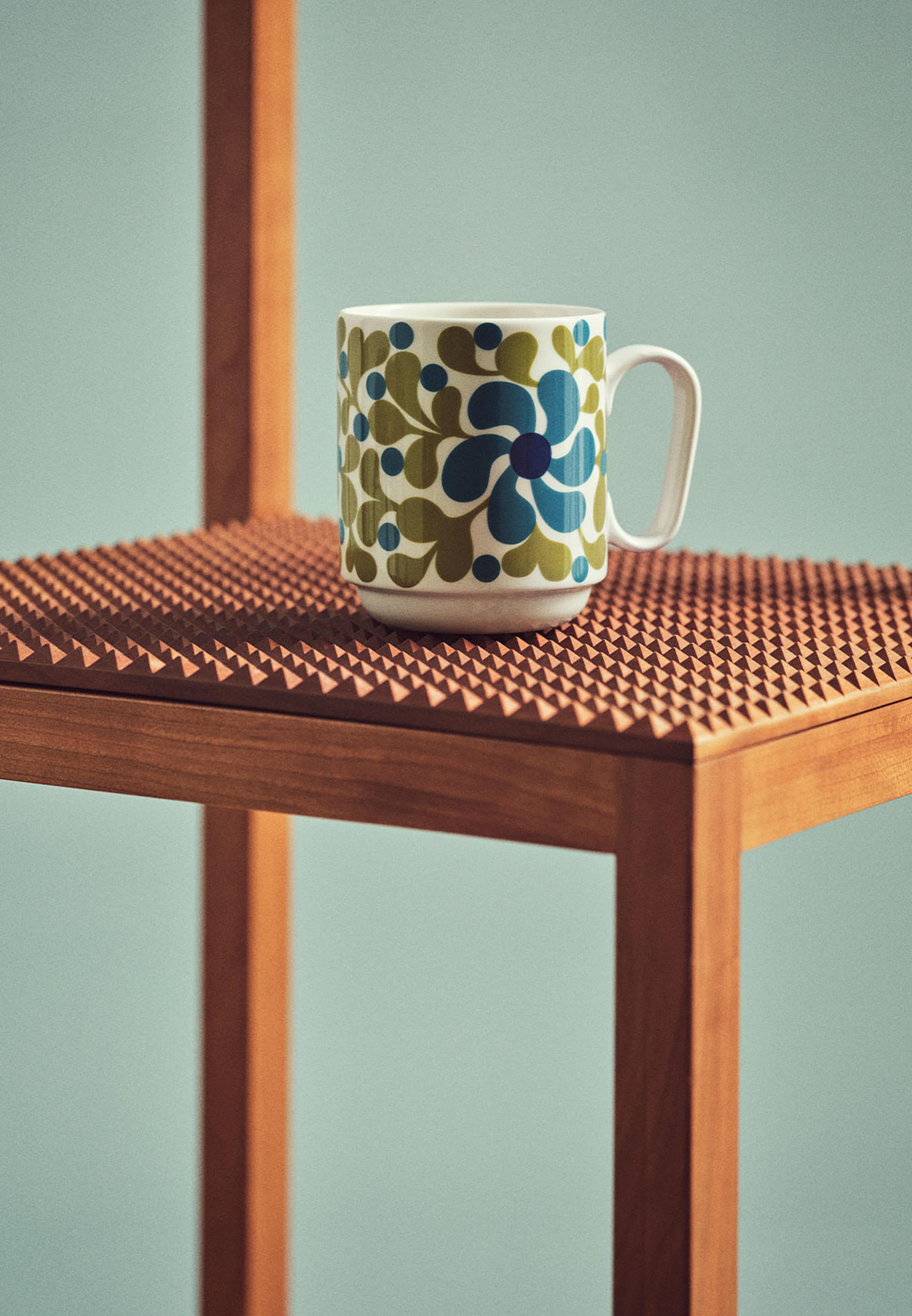 Birds 1967 Mug, från Design House Stockholm, i färgen N0.7. Klicka för att öppna bilden i stort format