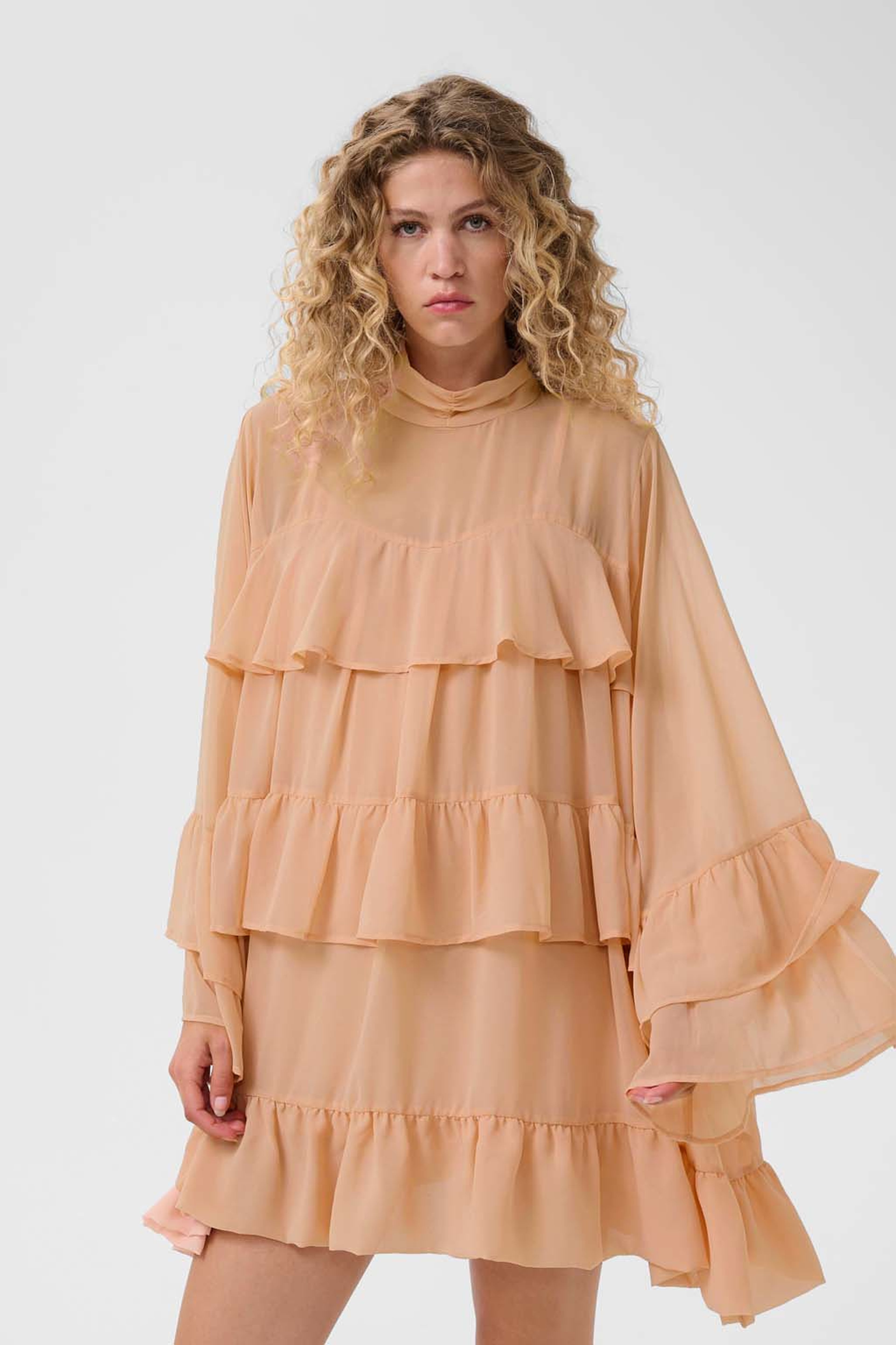 GZchiffany short dress, från Gestuz, i färgen Maple Sugar. Klicka för att öppna bilden i stort format