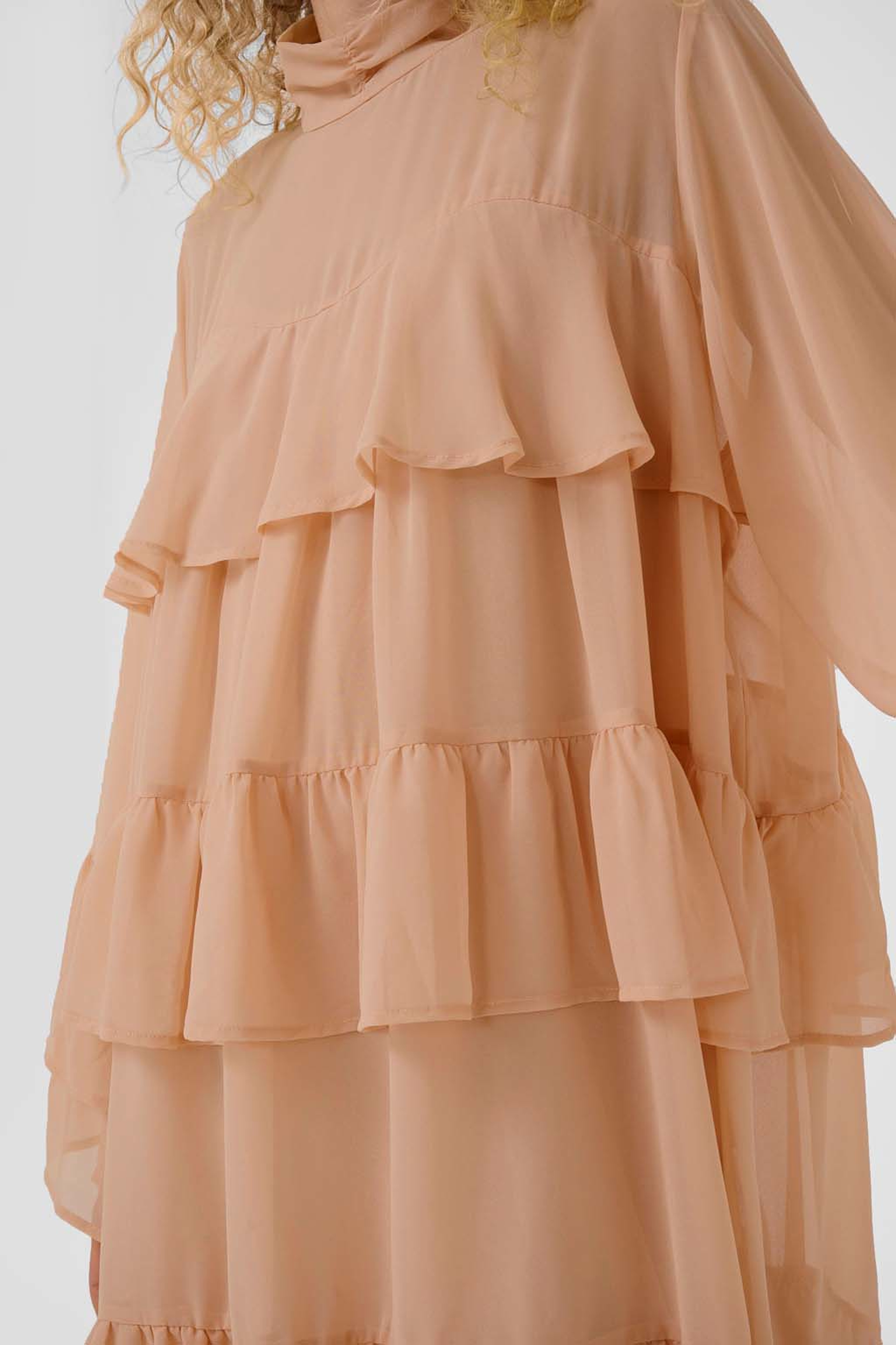 GZchiffany short dress, från Gestuz, i färgen Maple Sugar. Klicka för att öppna bilden i stort format