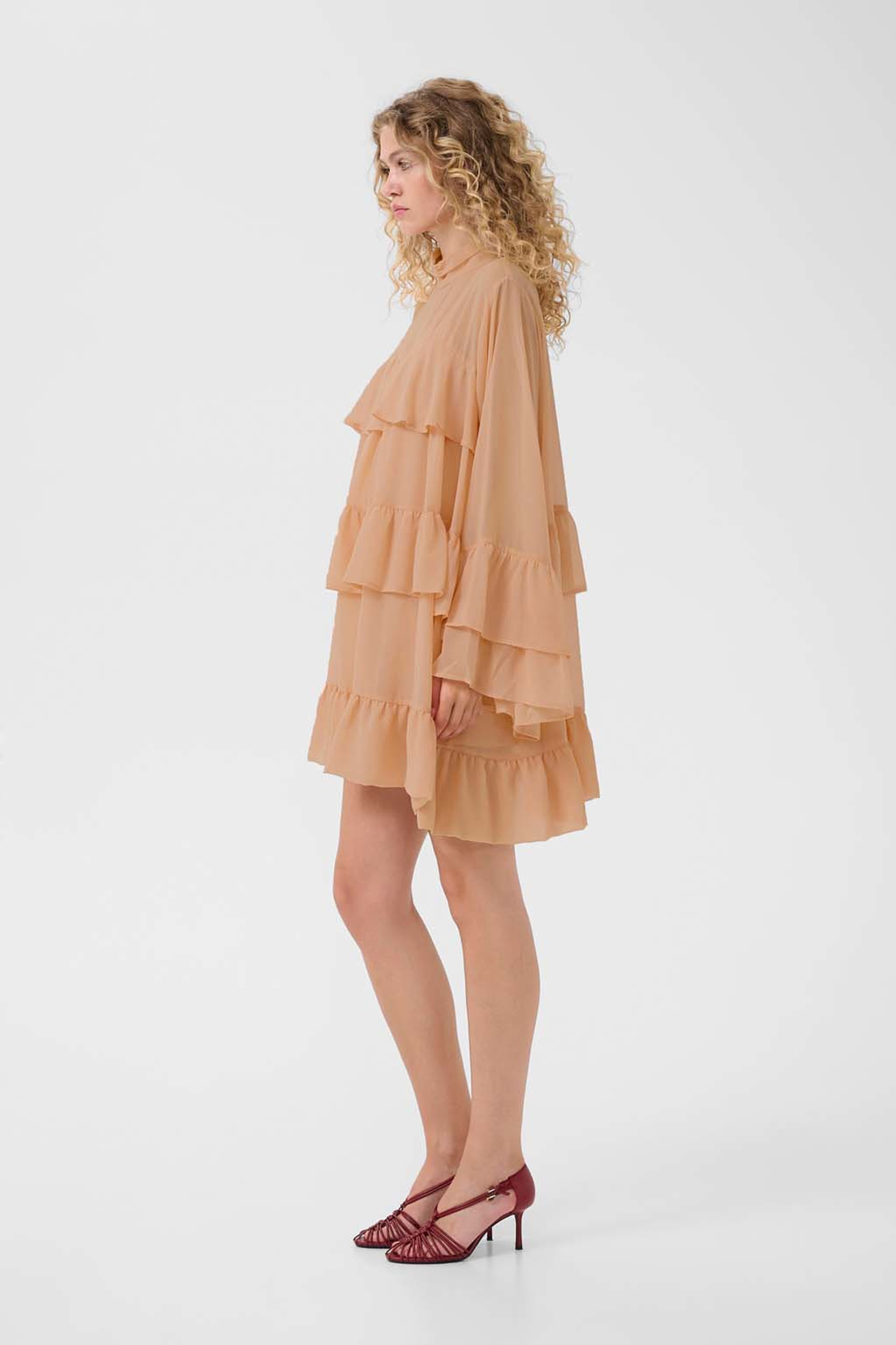 GZchiffany short dress, från Gestuz, i färgen Maple Sugar. Klicka för att öppna bilden i stort format