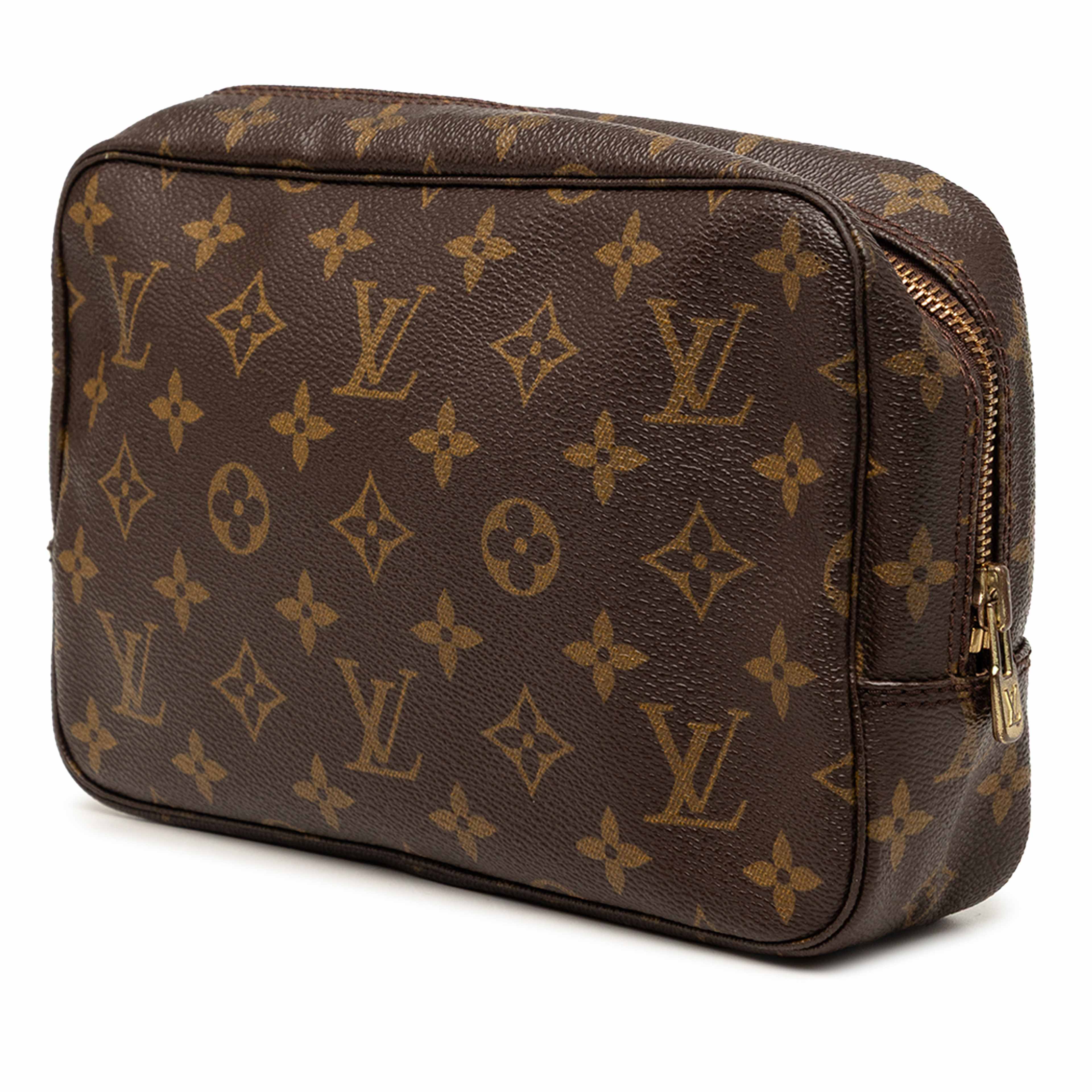 Louis Vuitton Monogram Trousse Toilette 23, från Luxclusif, i färgen brown. Klicka för att öppna bilden i stort format