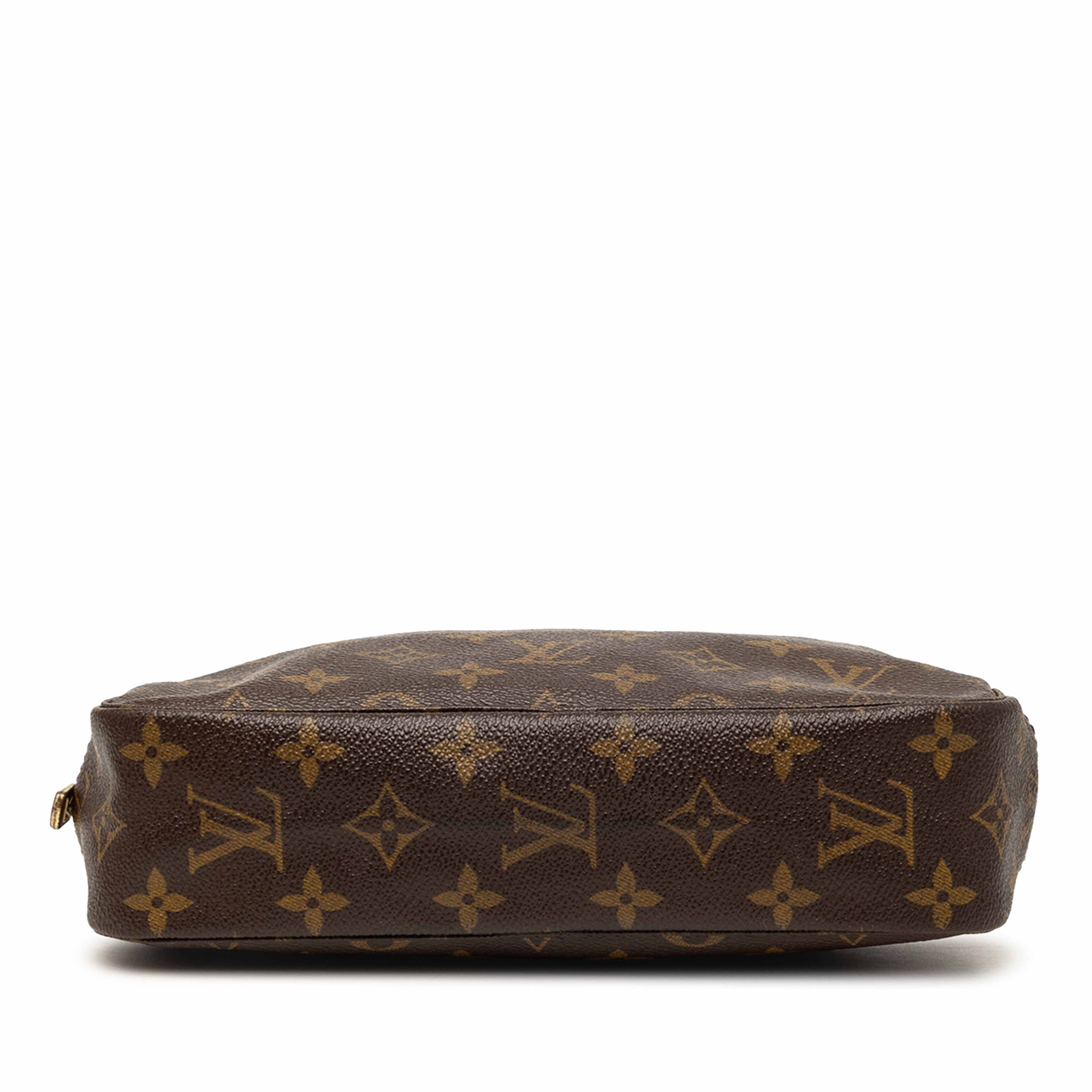 Louis Vuitton Monogram Trousse Toilette 23, från Luxclusif, i färgen brown. Klicka för att öppna bilden i stort format