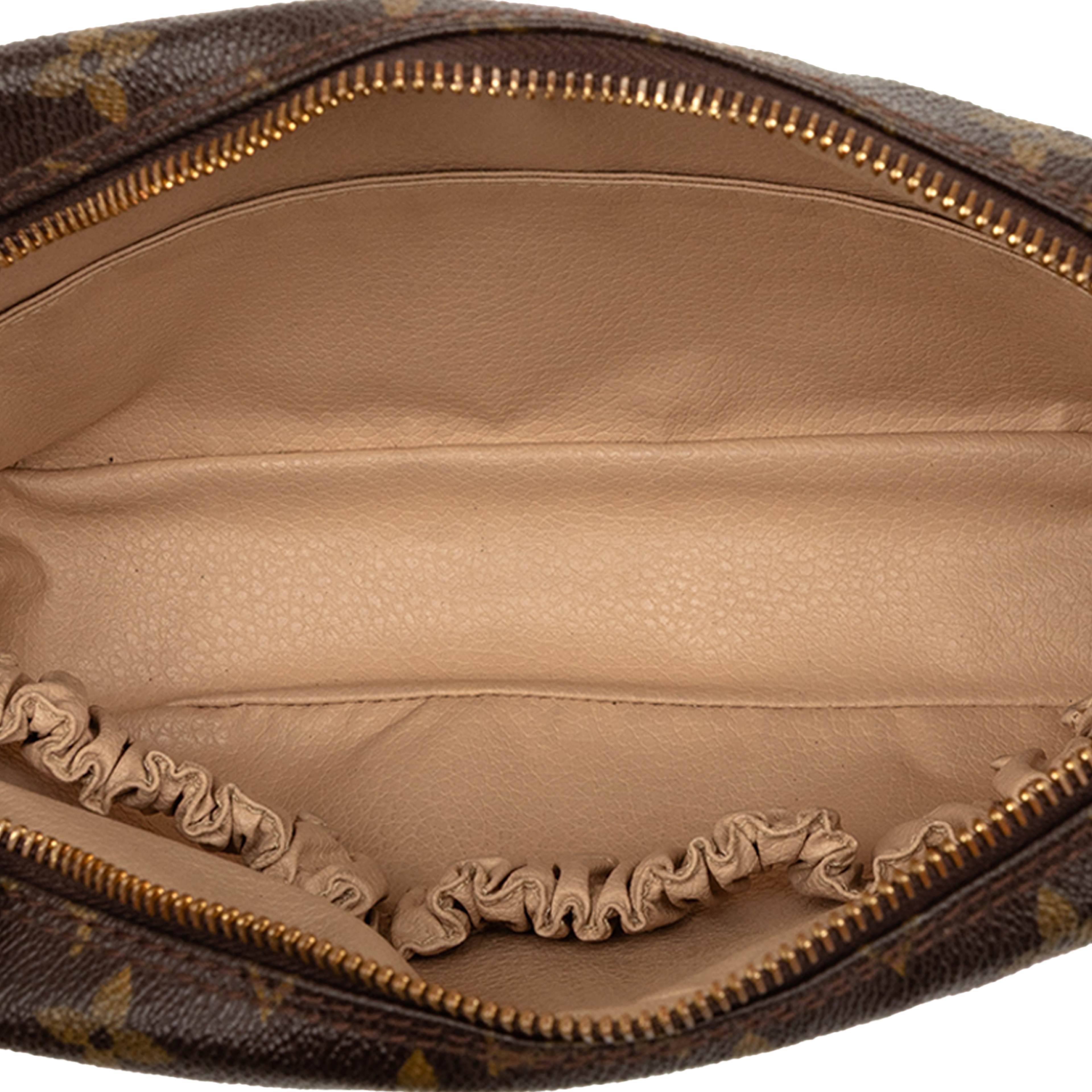 Louis Vuitton Monogram Trousse Toilette 23, från Luxclusif, i färgen brown. Klicka för att öppna bilden i stort format