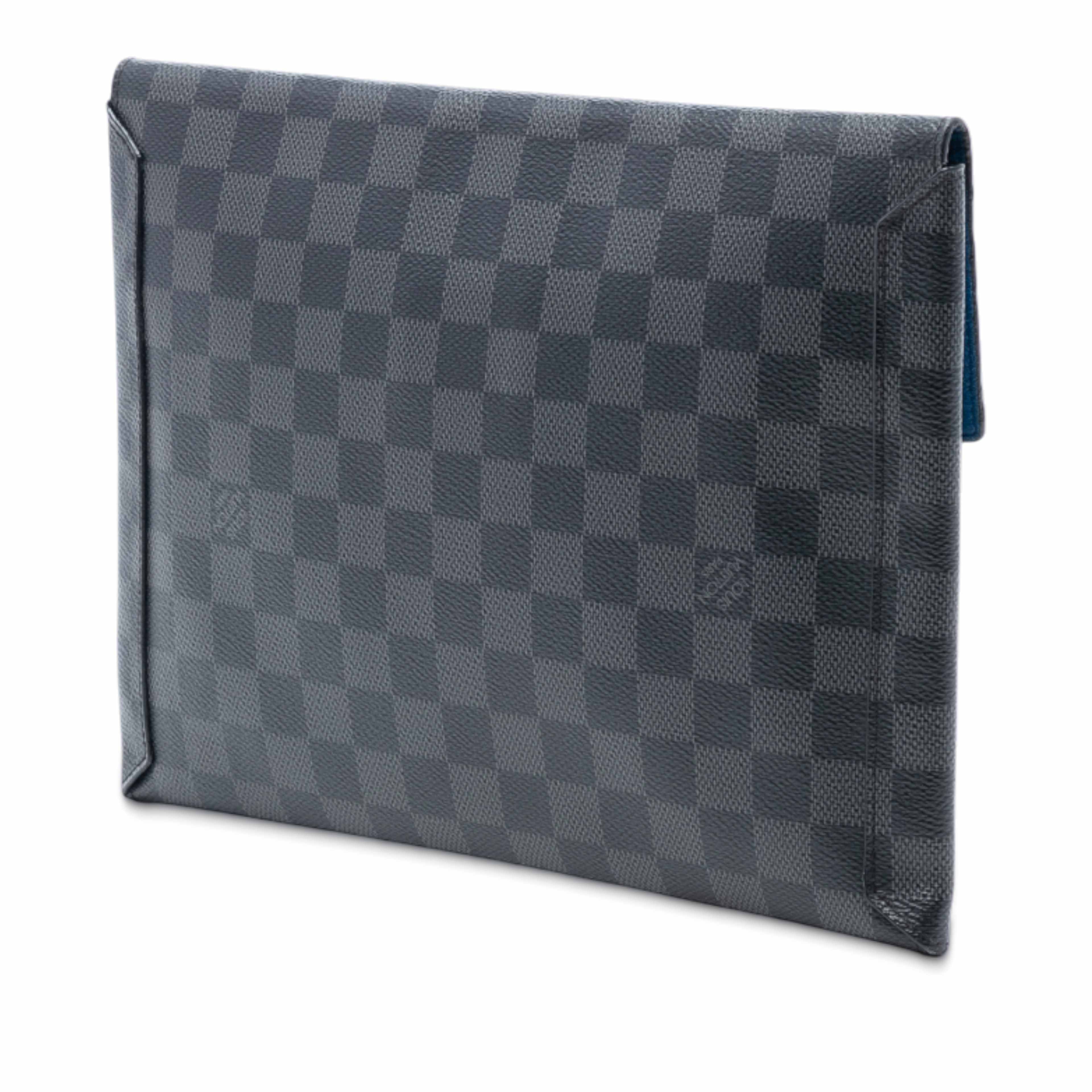 Louis Vuitton Damier Graphite Alpha Pochette Gm, från Luxclusif, i färgen black. Klicka för att öppna bilden i stort format