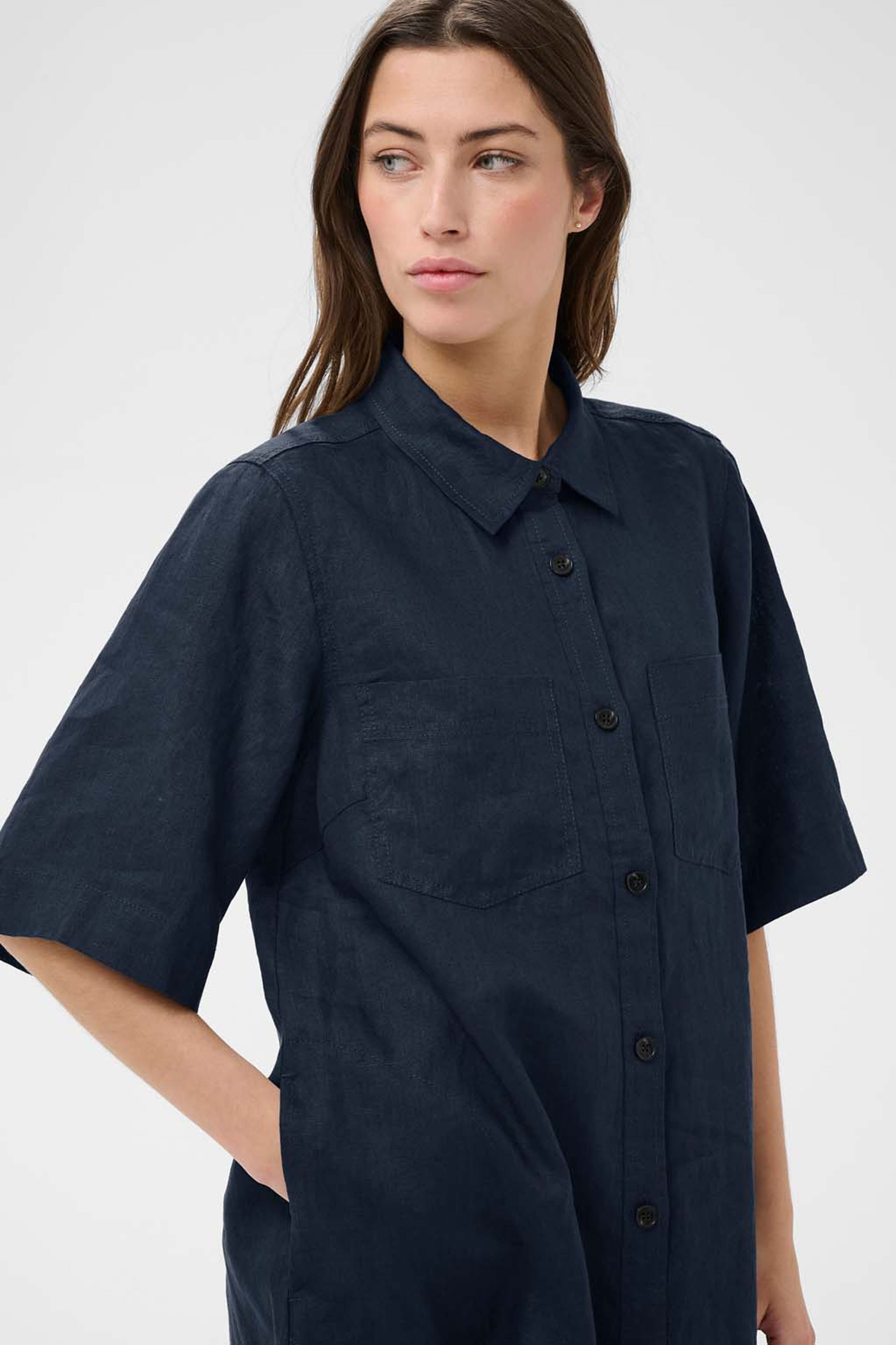 SardiaePW Dress, från Part Two, i färgen After Midnight. Klicka för att öppna bilden i stort format