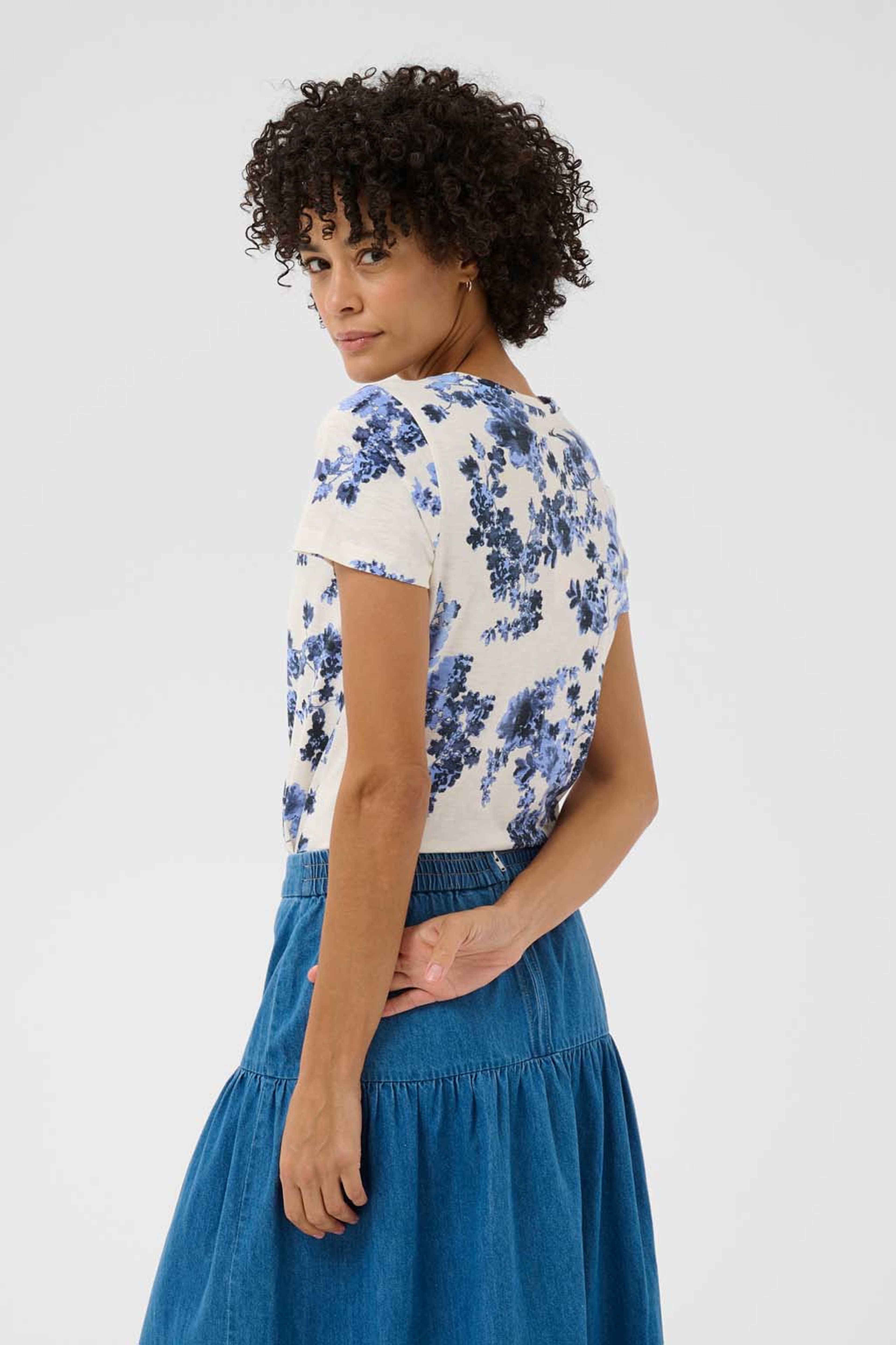 GesinasPW TShirt, från Part Two, i färgen Blue Shadow Flower. Klicka för att öppna bilden i stort format