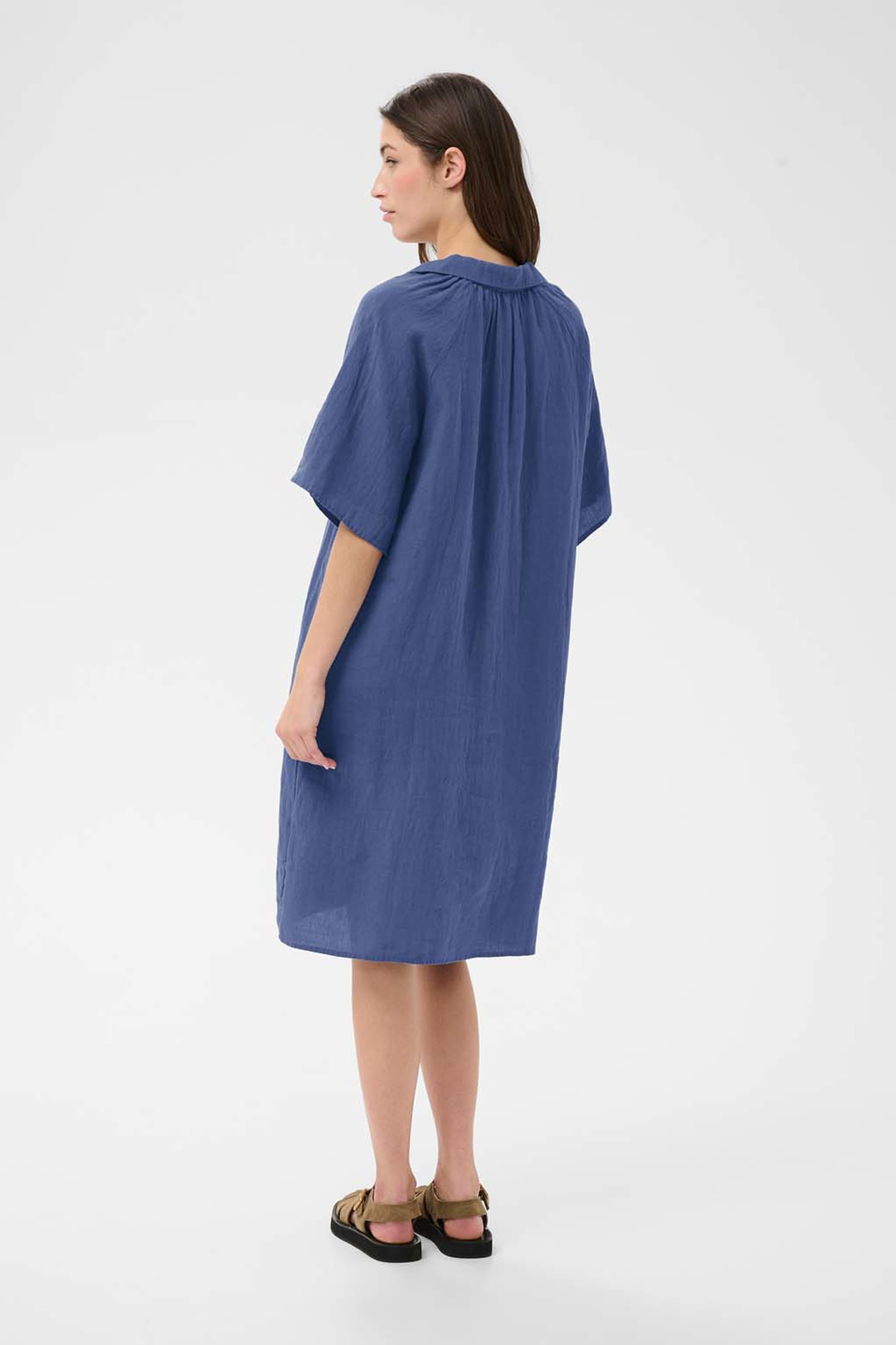 AylaPW Dress, från Part Two, i färgen Blue Indigo. Klicka för att öppna bilden i stort format