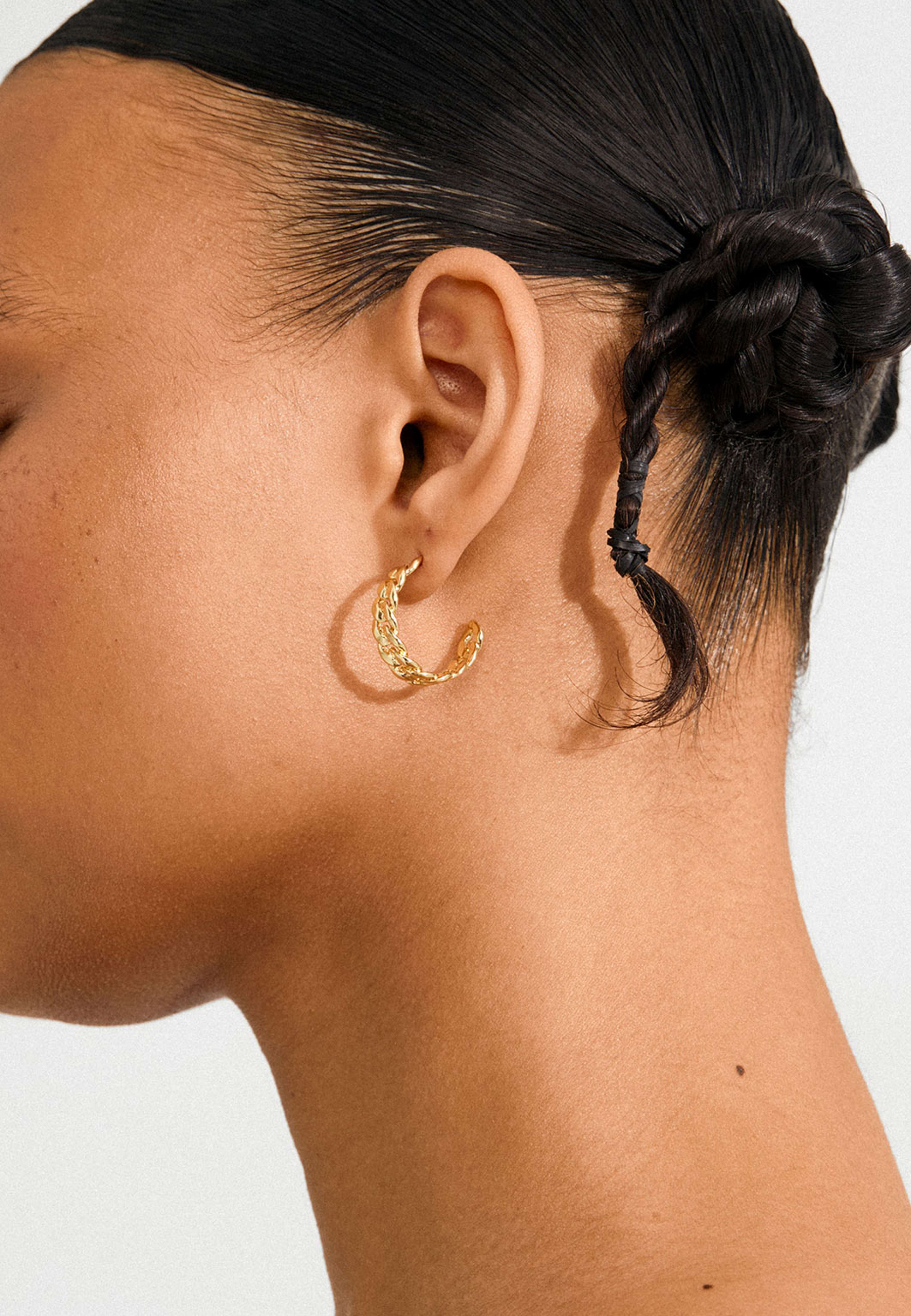 MAYER earrings gold-plated, från Pilgrim, i färgen Gold Plated. Klicka för att öppna bilden i stort format