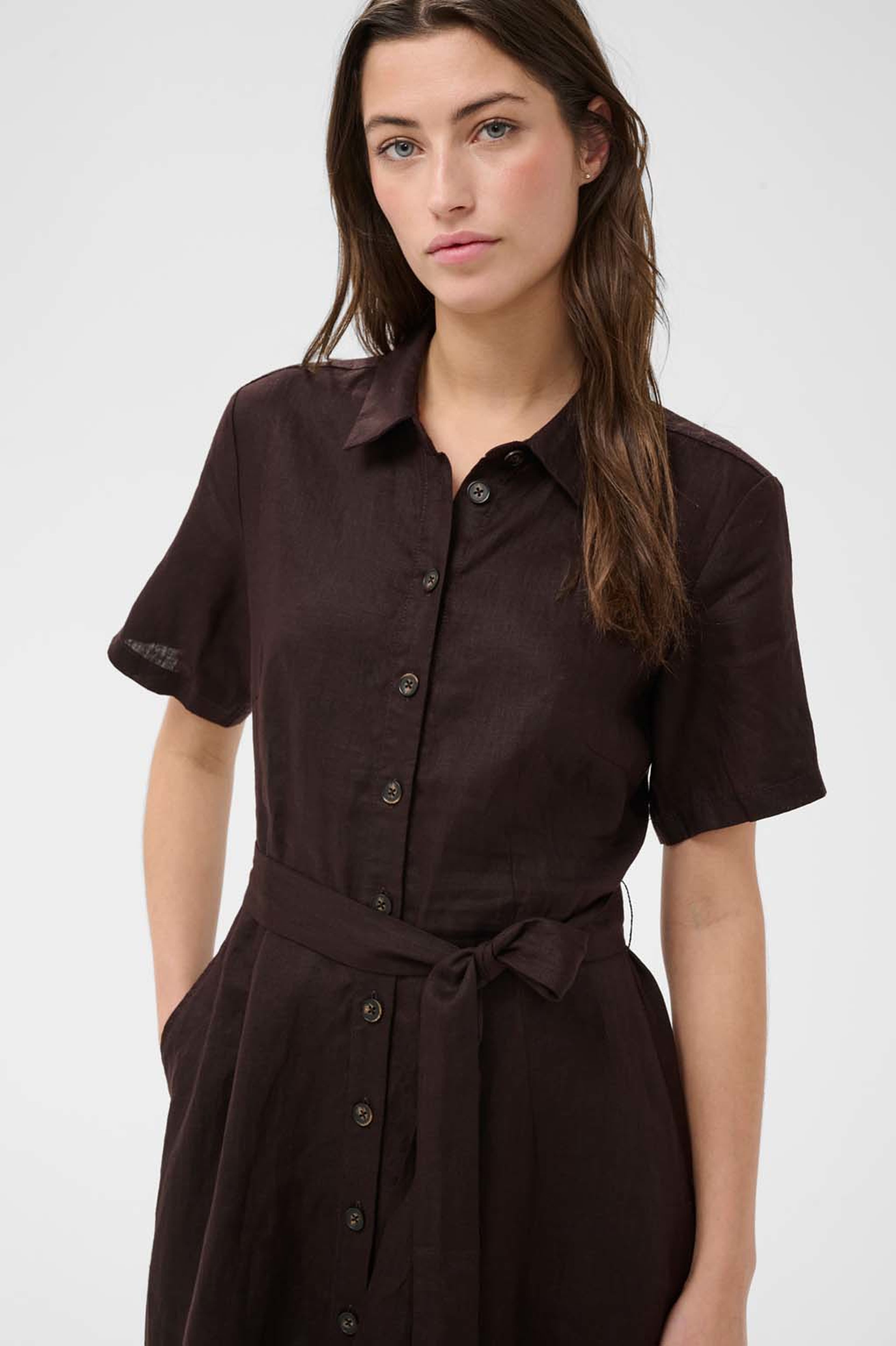 EflinPW Dress, från Part Two, i färgen Ganache. Klicka för att öppna bilden i stort format