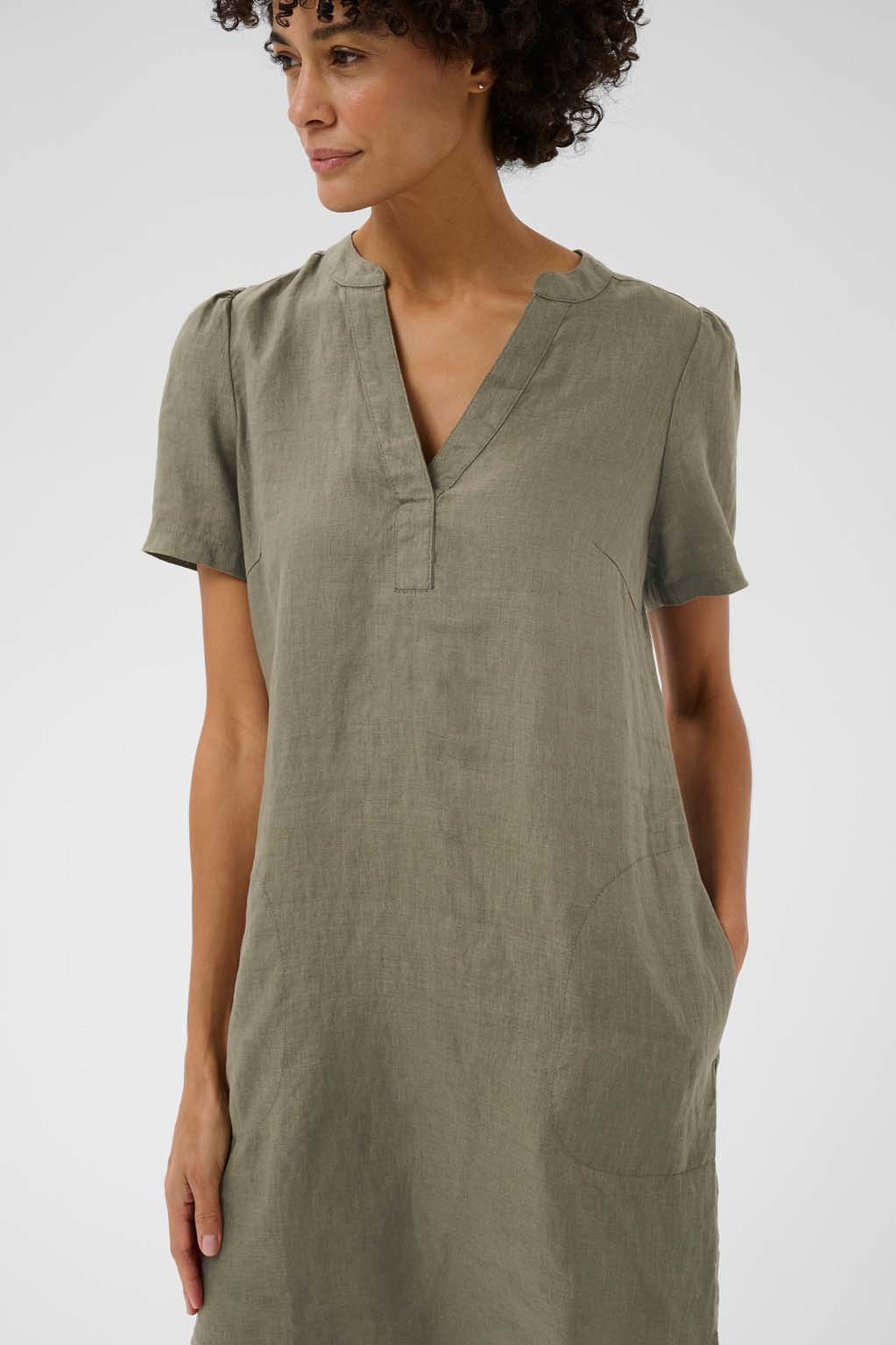 AminasePW Dress, från Part Two, i färgen Smokey Olive. Klicka för att öppna bilden i stort format